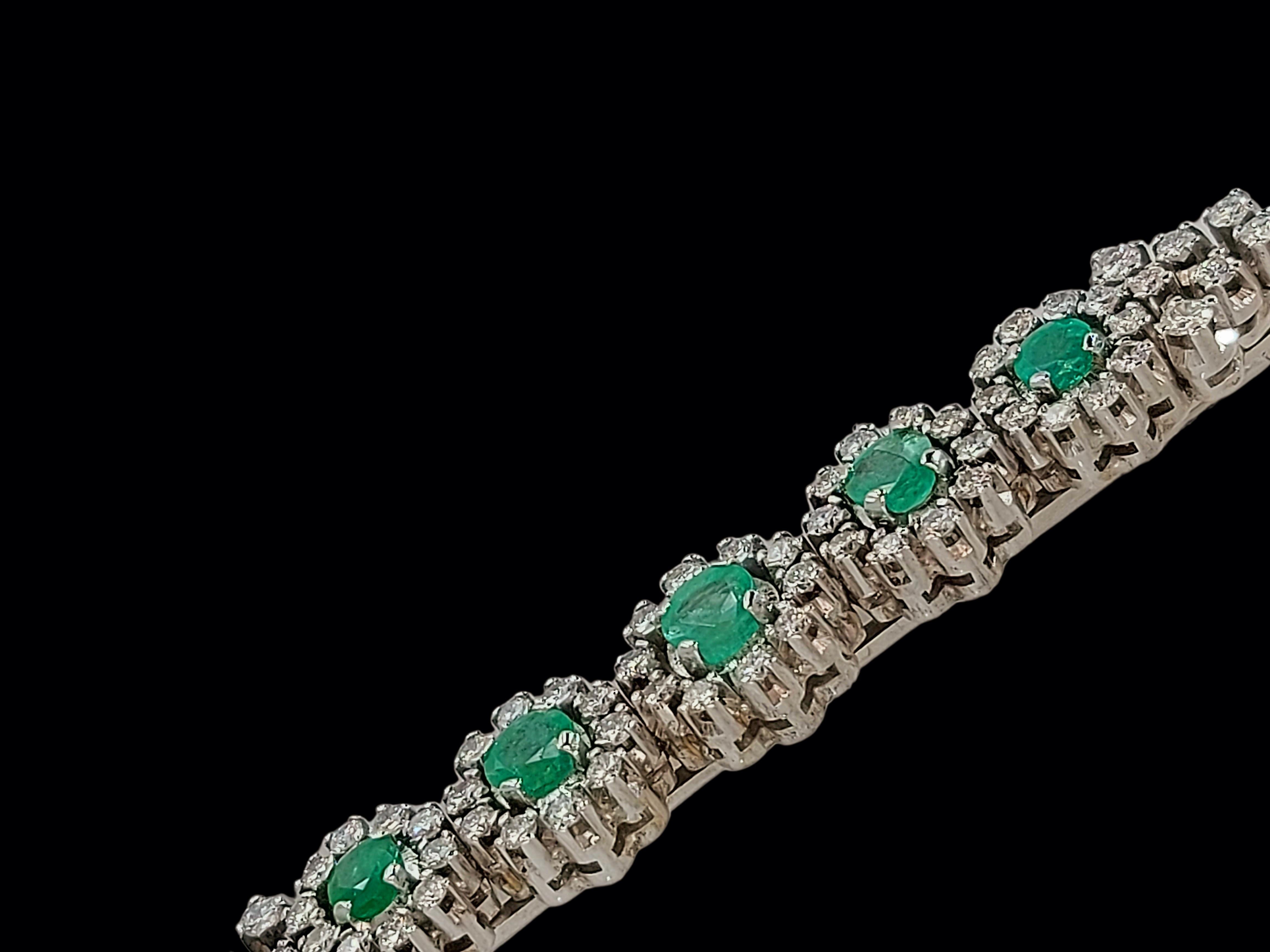 18kt White Gold Brooch with Emeralds & 2.7 Ct Diamonds For Sale 3