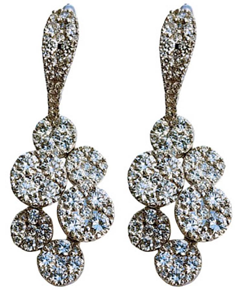 Ein bedeutendes Paar Ohrringe aus 18-karätigem Weißgold, besetzt mit Diamanten. Insgesamt gibt es 158 runde Brillanten mit einer Reinheit von VS1 und einer Farbe von 