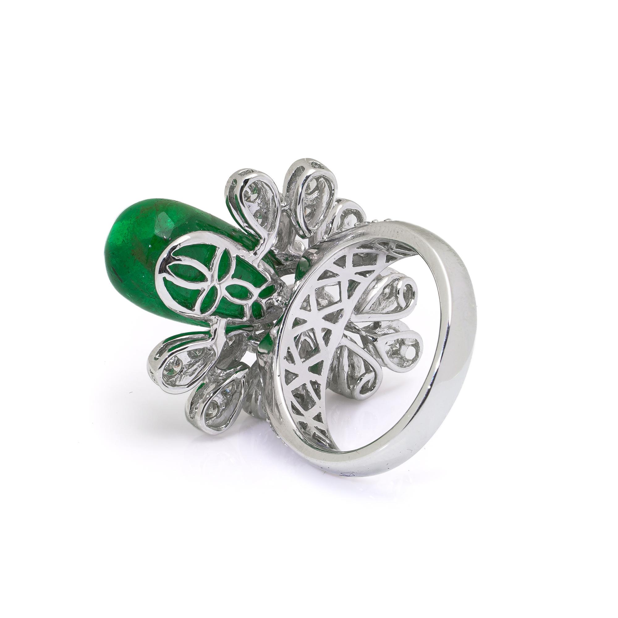 Taille cabochon 18kt White Gold Cabochon Emerald and Diamond Cluster Ring en vente