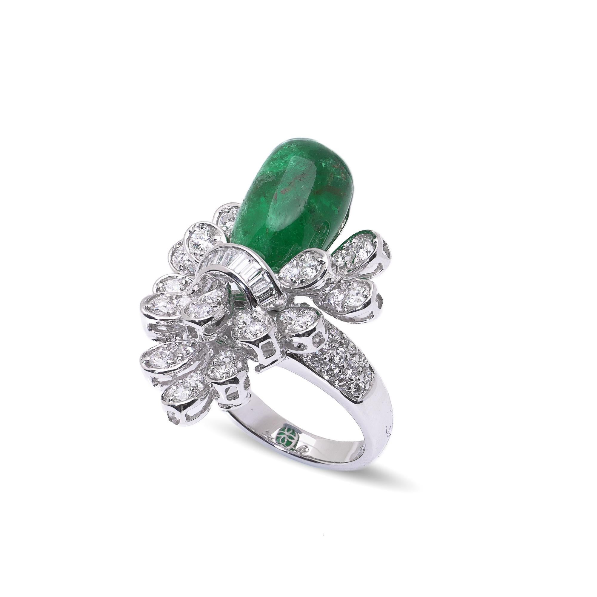 18kt White Gold Cabochon Emerald and Diamond Cluster Ring Bon état - En vente à Braintree, GB