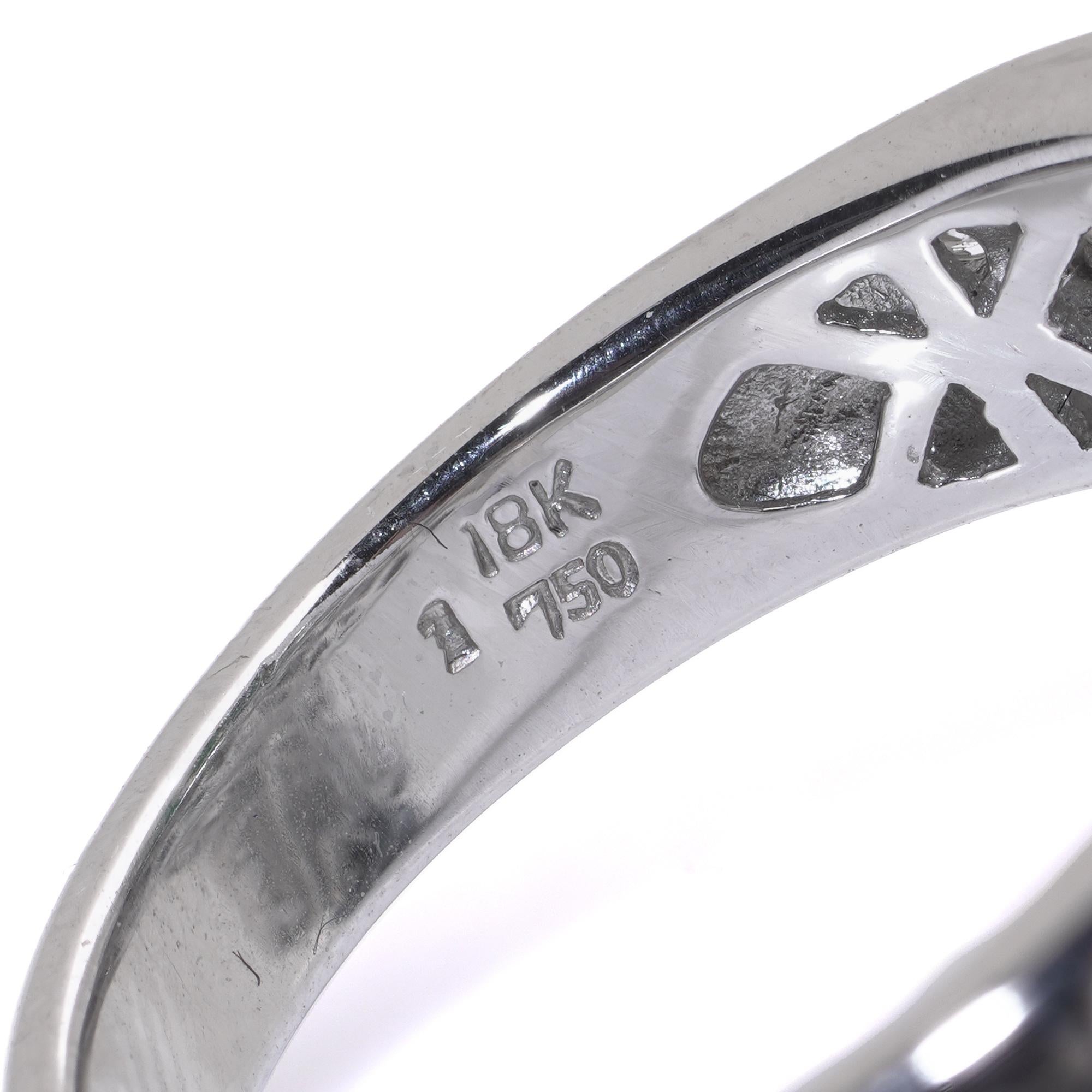 18kt White Gold Cabochon Emerald and Diamond Cluster Ring Pour femmes en vente