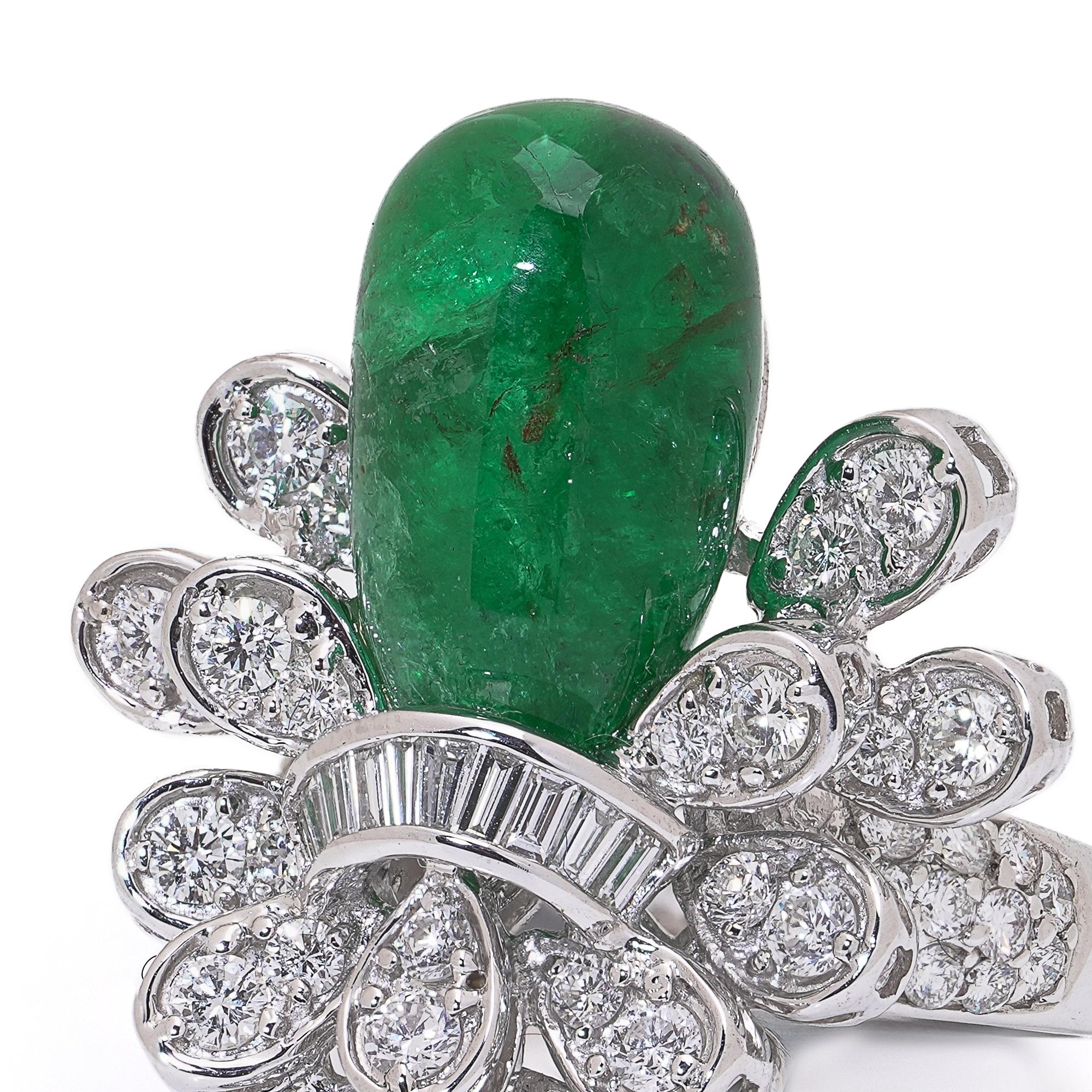 18kt White Gold Cabochon Emerald and Diamond Cluster Ring en vente 1