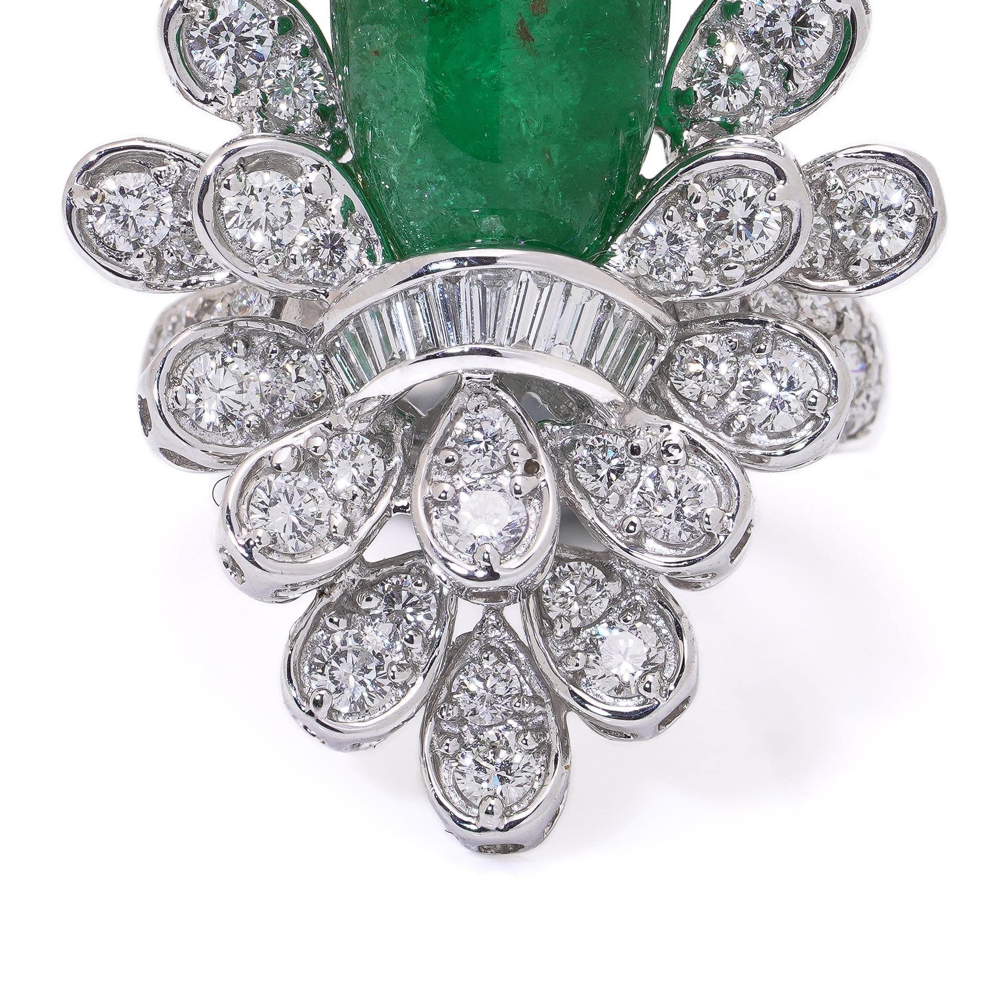 18kt White Gold Cabochon Emerald and Diamond Cluster Ring en vente 2