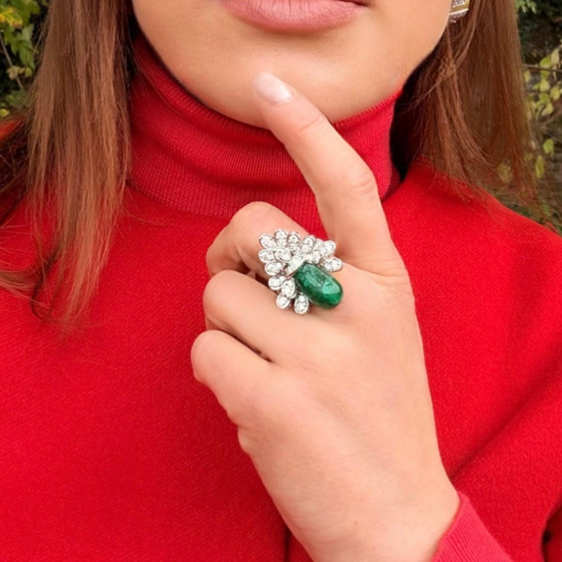 18kt Weißgold Cabochon Smaragd und Diamant Cluster Ring im Angebot 4
