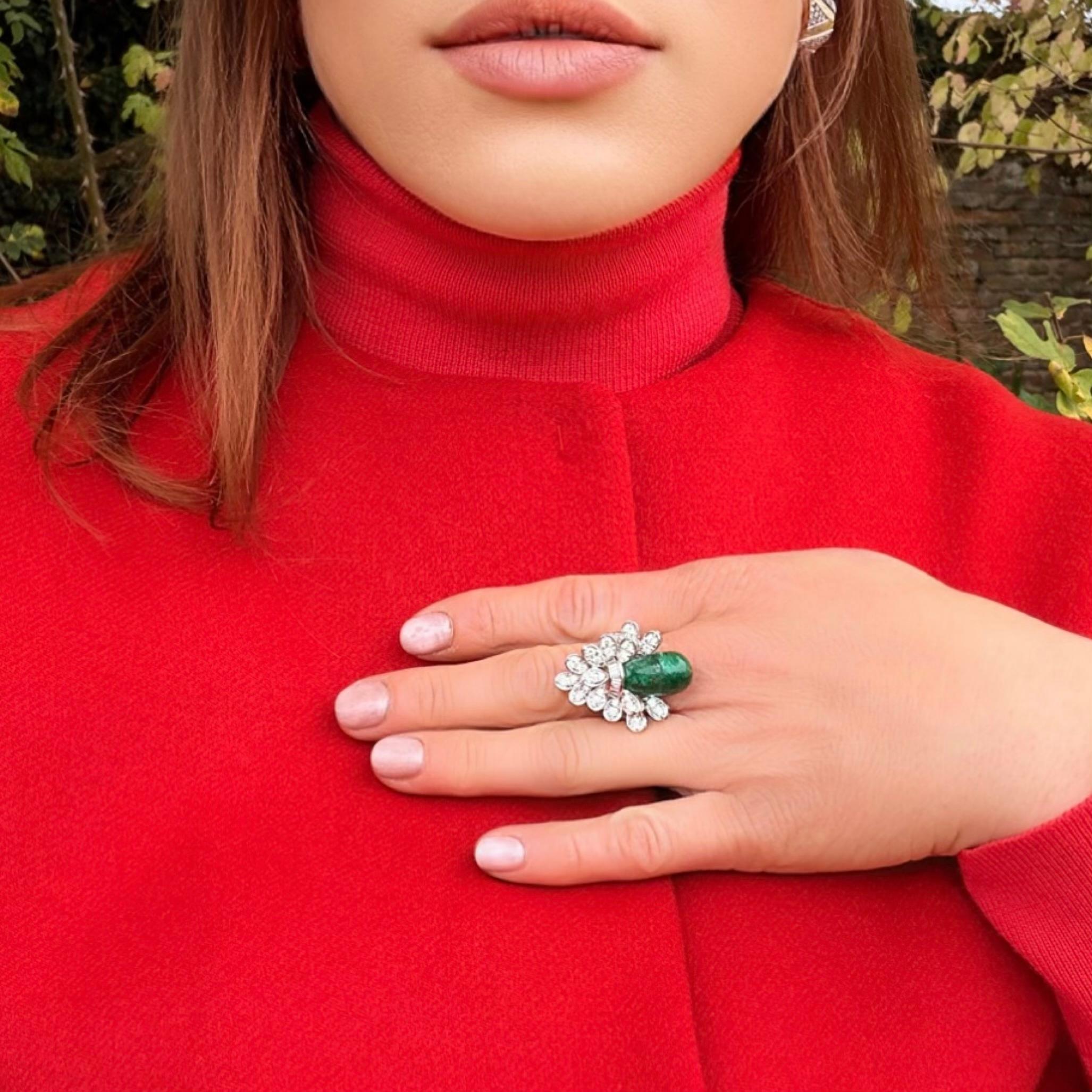 18kt Weißgold Cabochon Smaragd und Diamant Cluster Ring im Angebot 5
