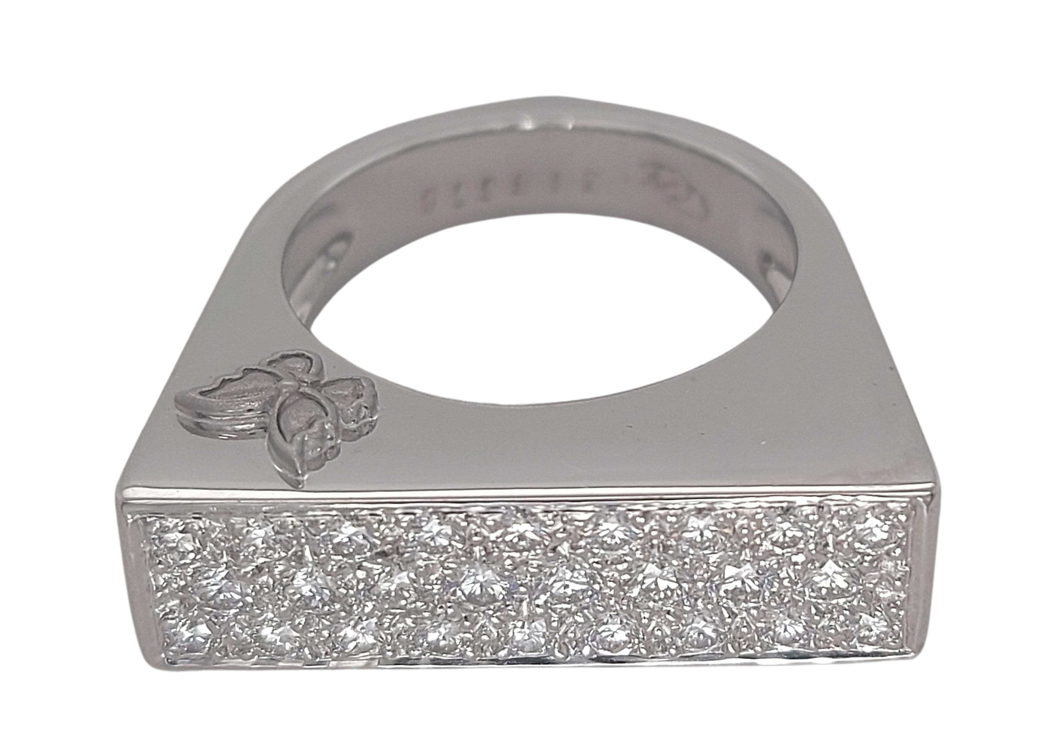18kt White Gold Carrera Y Carrera Ring With Diamonds and Butterflies Engraved

Diamonds: 26 diamonds

Material: 18kt White Gold

Ring Size: 52.5 EU / 6.25 US (can be resized for free)

Total weight: 10.2 gram / 0.360 oz / 6.6 dwt

This ring is