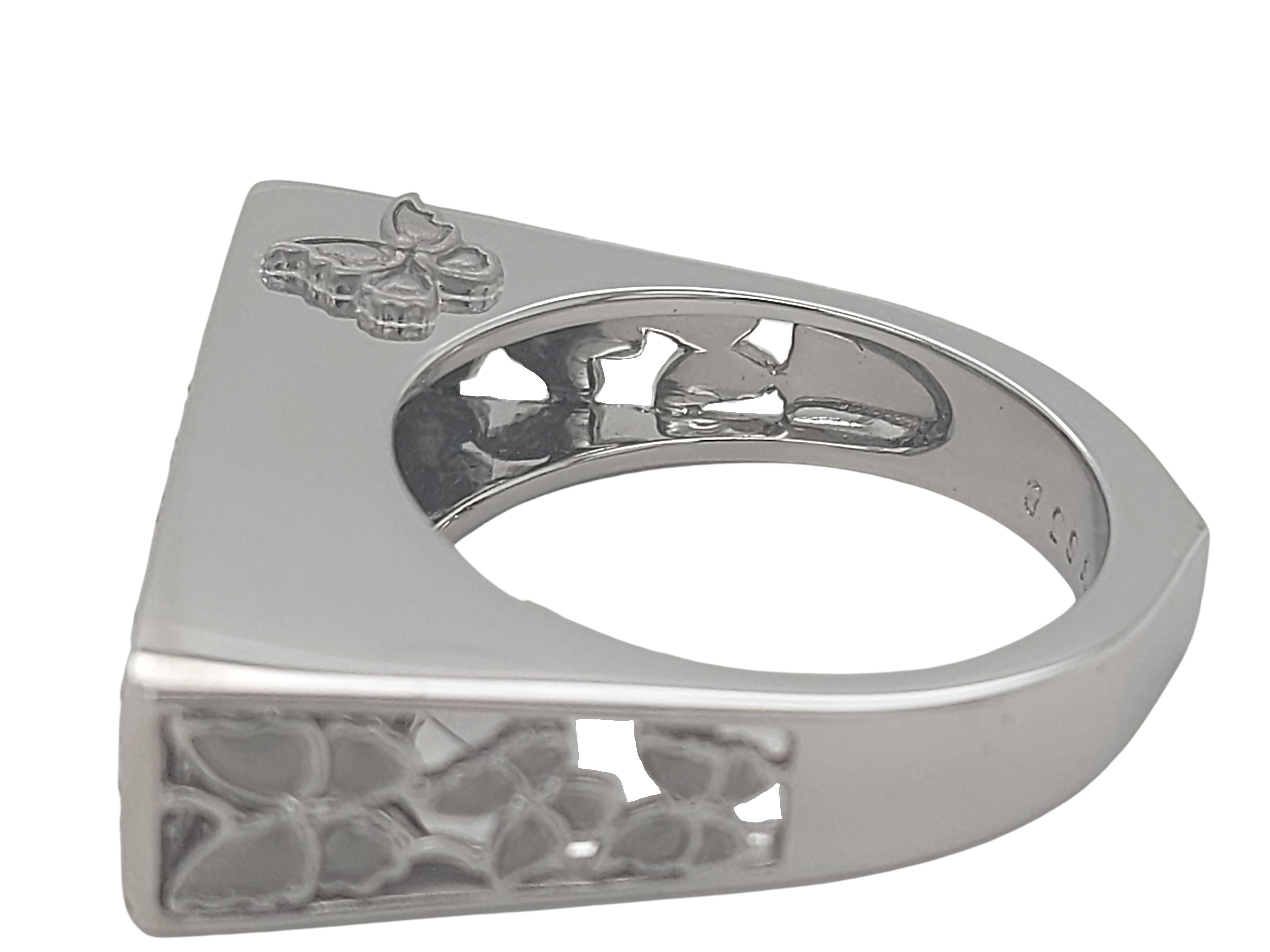 Brilliant Cut 18kt White Gold Carrera Y Carrera Ring with Diamonds and Butterflies Engraved For Sale
