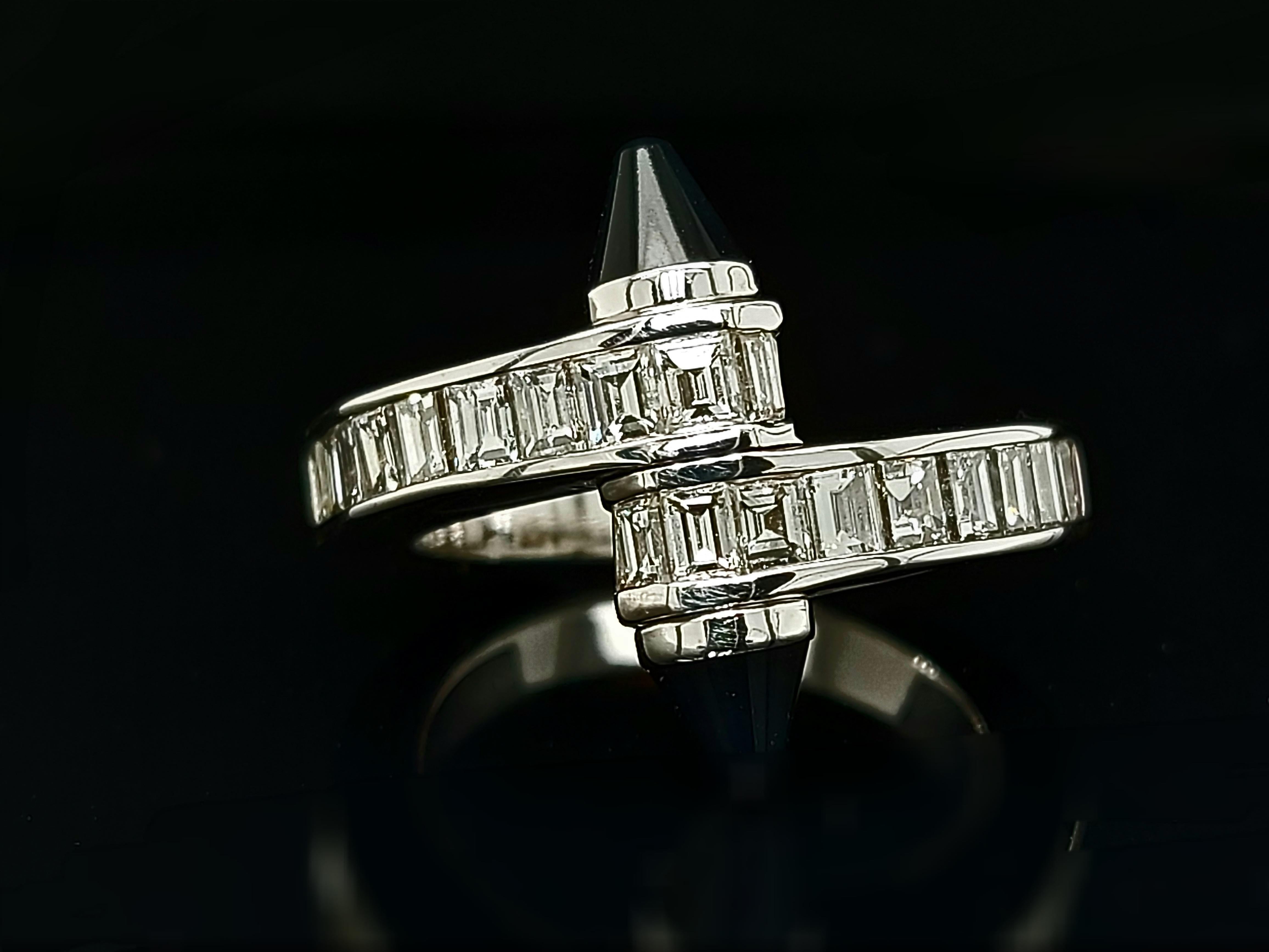 18 Karat White Gold Cartier Menotte Baguette Diamond and Onyx Ring In Excellent Condition In Antwerp, BE