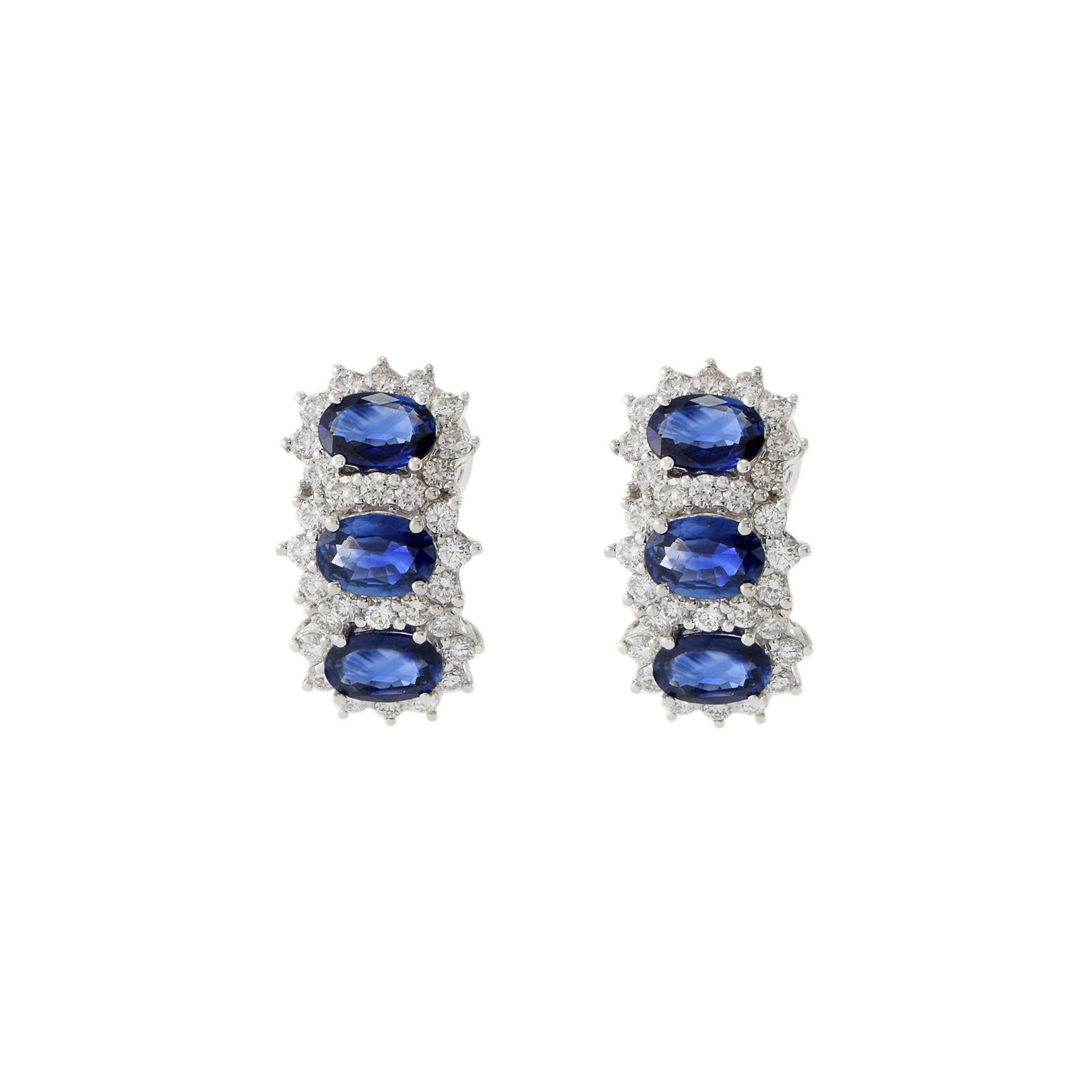 Orecchino in oro bianco 8KT con zaffiri blu ceylon taglio ovale da 3,24CT e diamanti rotondi taglio brillante da 1,14CT-TW. Questo elegante gioiello è realizzato solo con i materiali più pregiati e vanta un lussuoso orecchino in oro bianco 18KT con