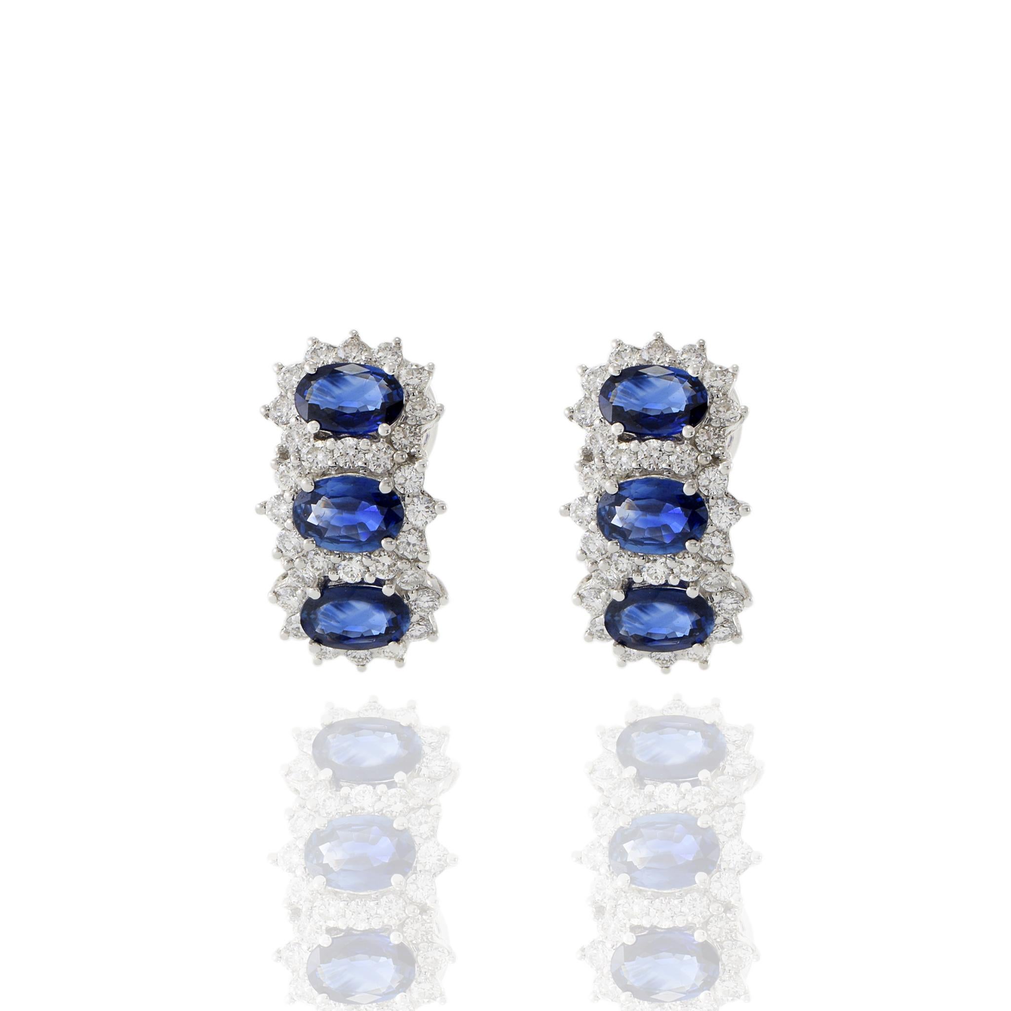 Moderno Orecchini Huggie con zaffiro blu di Ceylon e diamanti in oro bianco 18KT in vendita