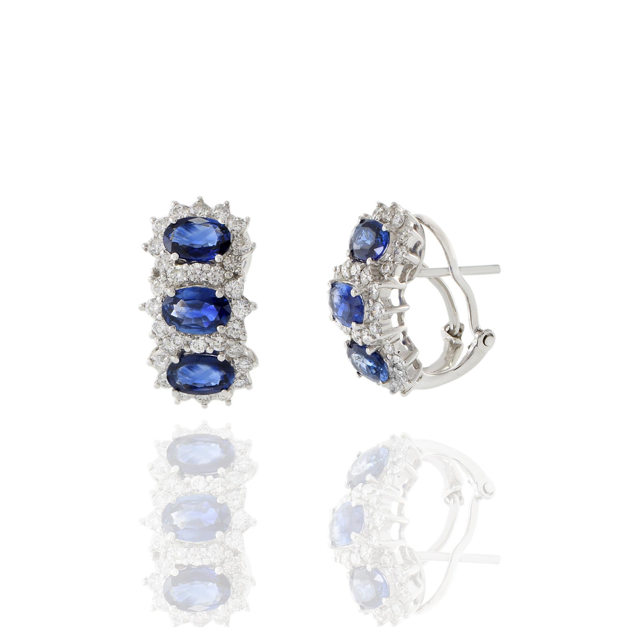 Orecchini Huggie con zaffiro blu di Ceylon e diamanti in oro bianco 18KT In condizioni Nuovo in vendita a New York, NY