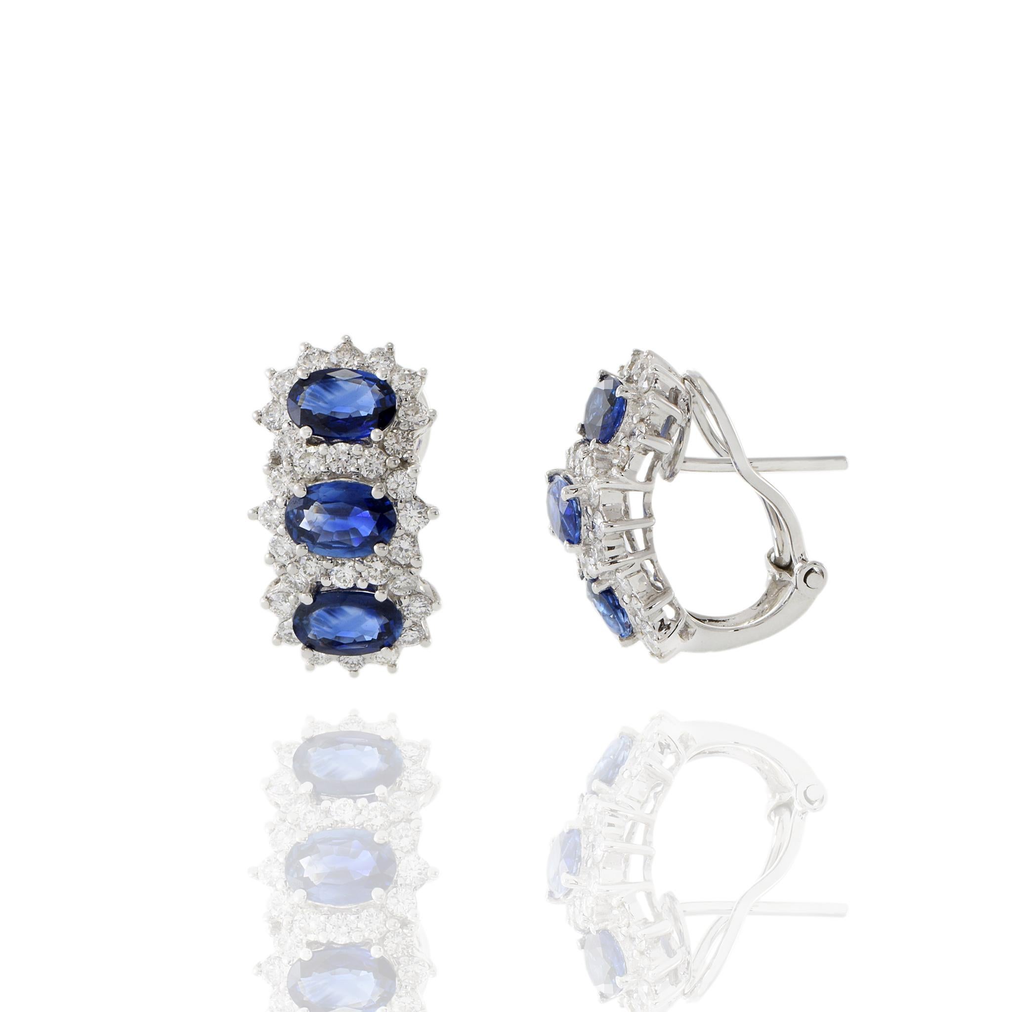 Orecchini Huggie con zaffiro blu di Ceylon e diamanti in oro bianco 18KT in vendita 2