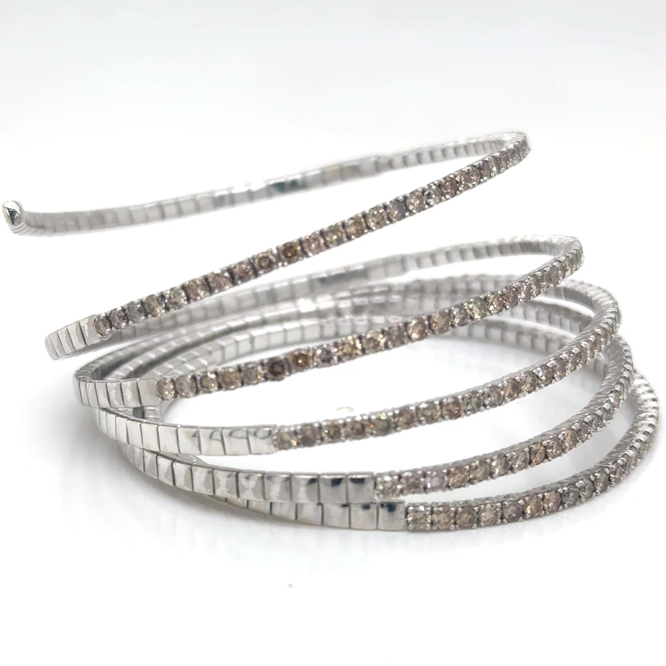 Contemporain 18Kt White Gold Champagne Diamonds Wrap Around Bangle Bracelet en vente