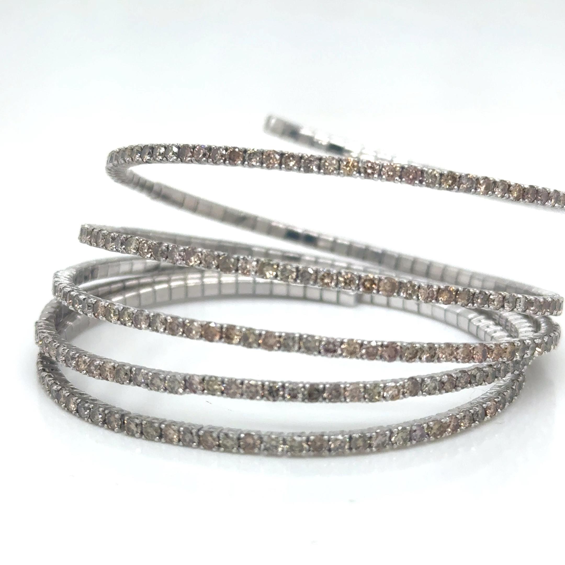 Taille ronde 18Kt White Gold Champagne Diamonds Wrap Around Bangle Bracelet en vente
