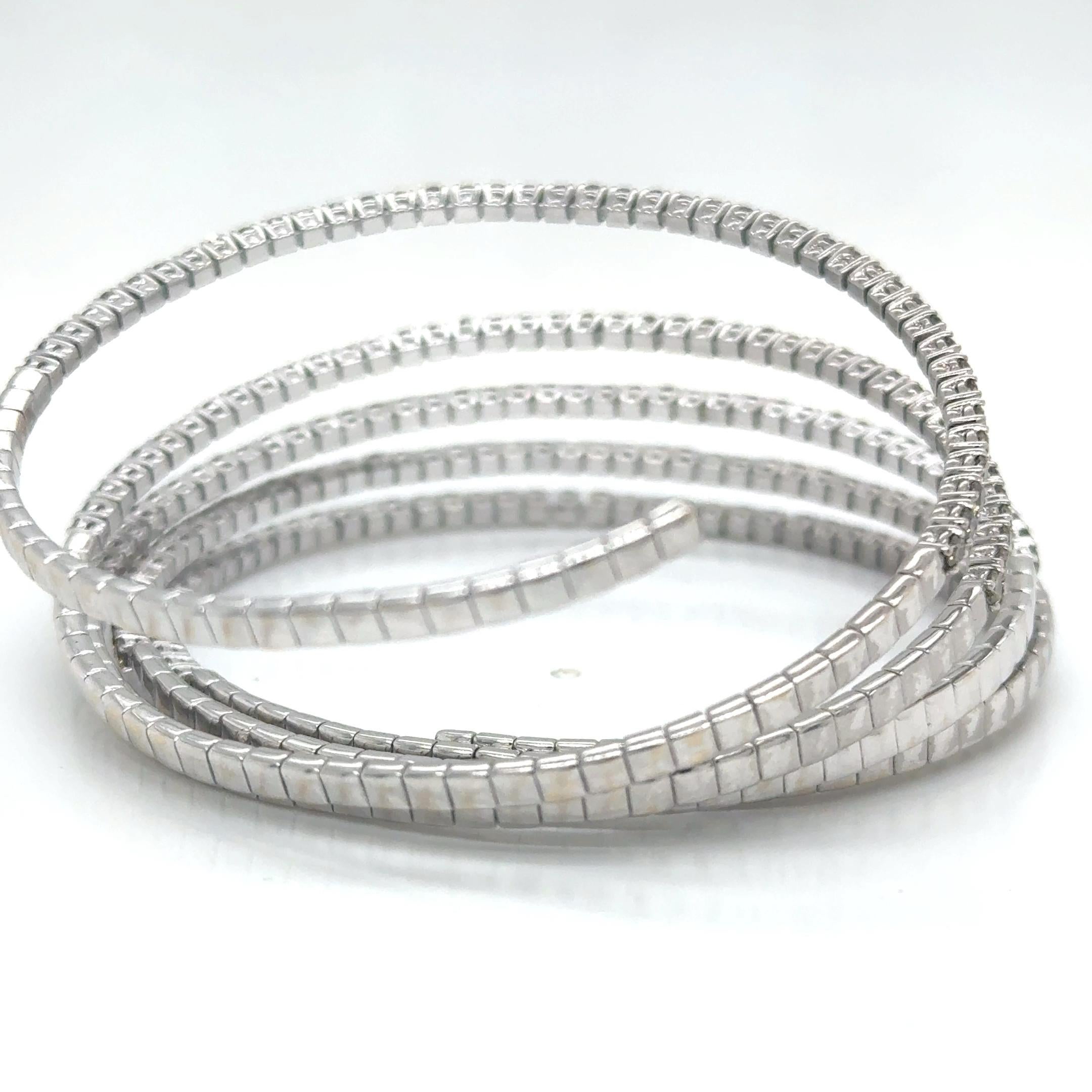 18Kt White Gold Champagne Diamonds Wrap Around Bangle Bracelet Excellent état - En vente à Miami, FL