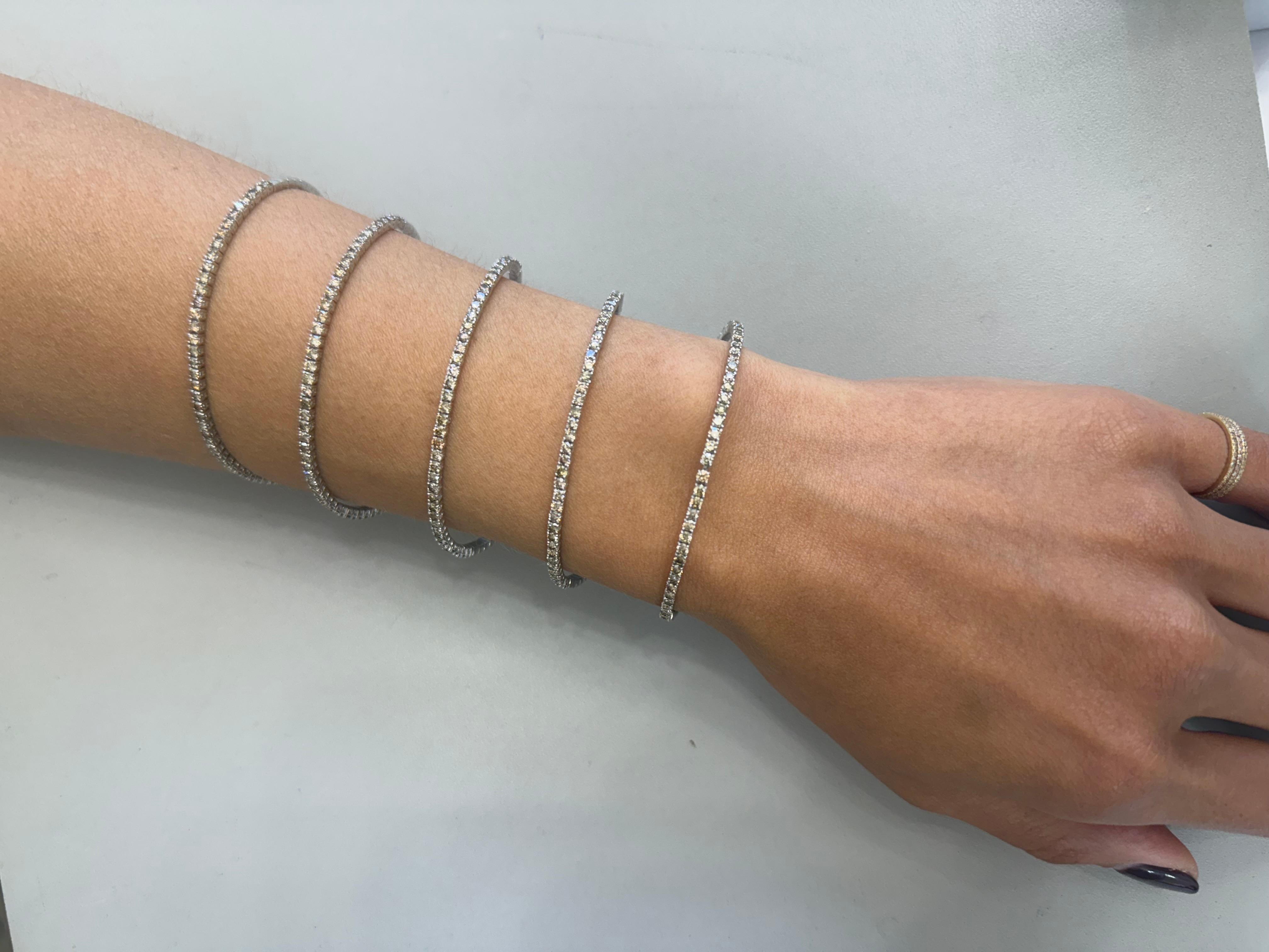 18Kt White Gold Champagne Diamonds Wrap Around Bangle Bracelet en vente 1