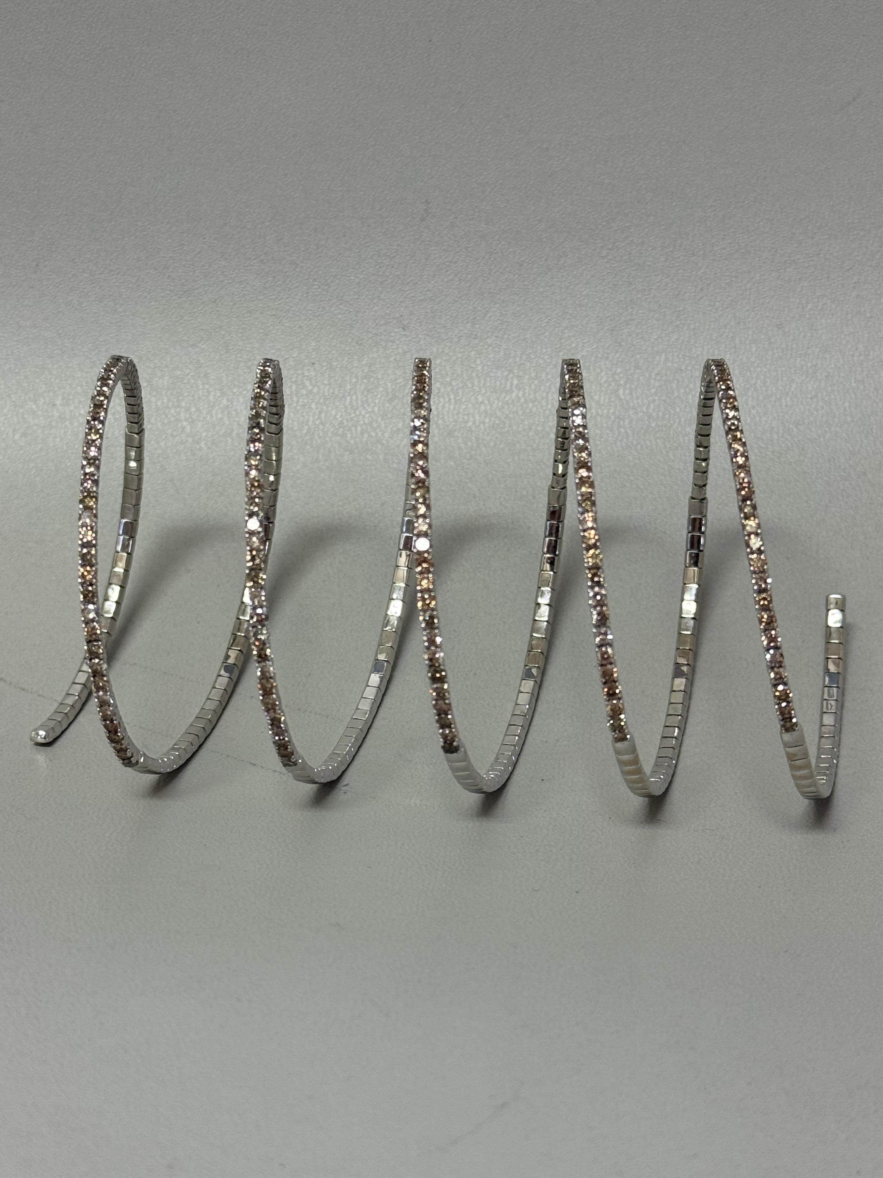 18Kt White Gold Champagne Diamonds Wrap Around Bangle Bracelet Pour femmes en vente