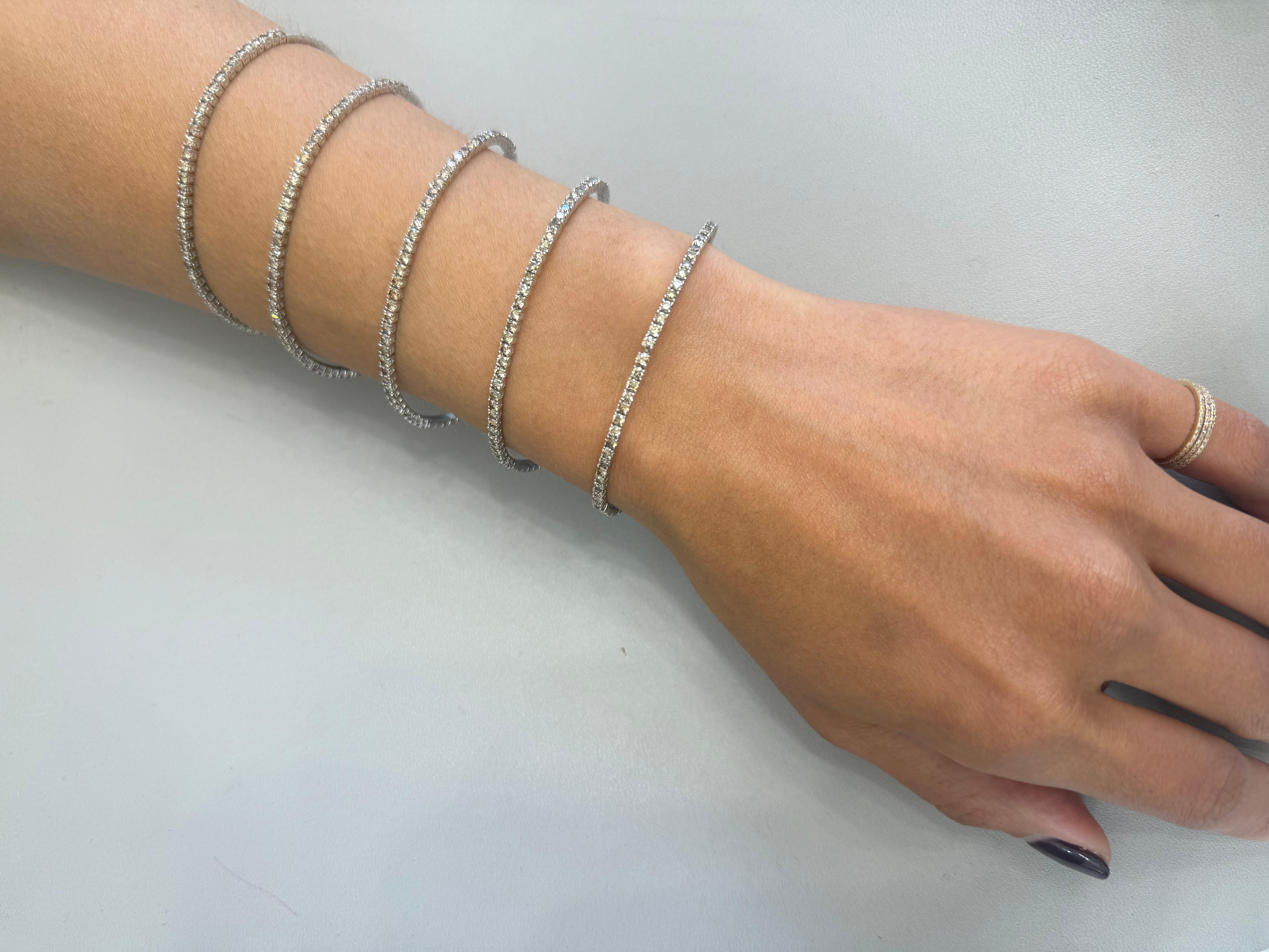 18Kt White Gold Champagne Diamonds Wrap Around Bangle Bracelet en vente 2