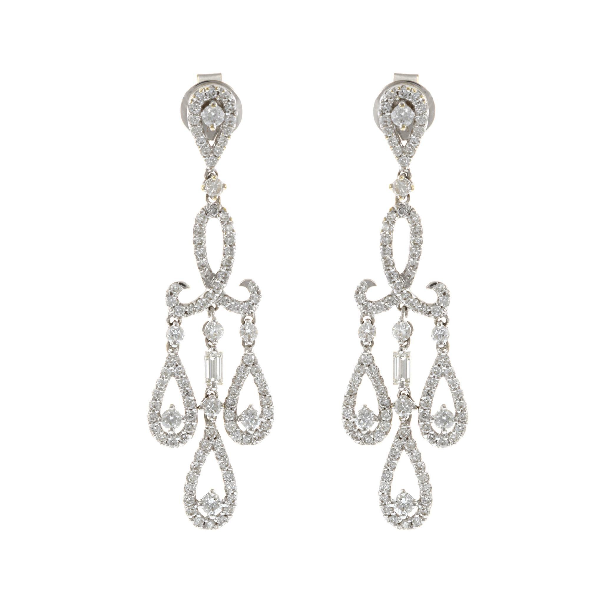 Taille ronde Boucles d'oreilles chandelier en or blanc 18KT avec diamants en vente