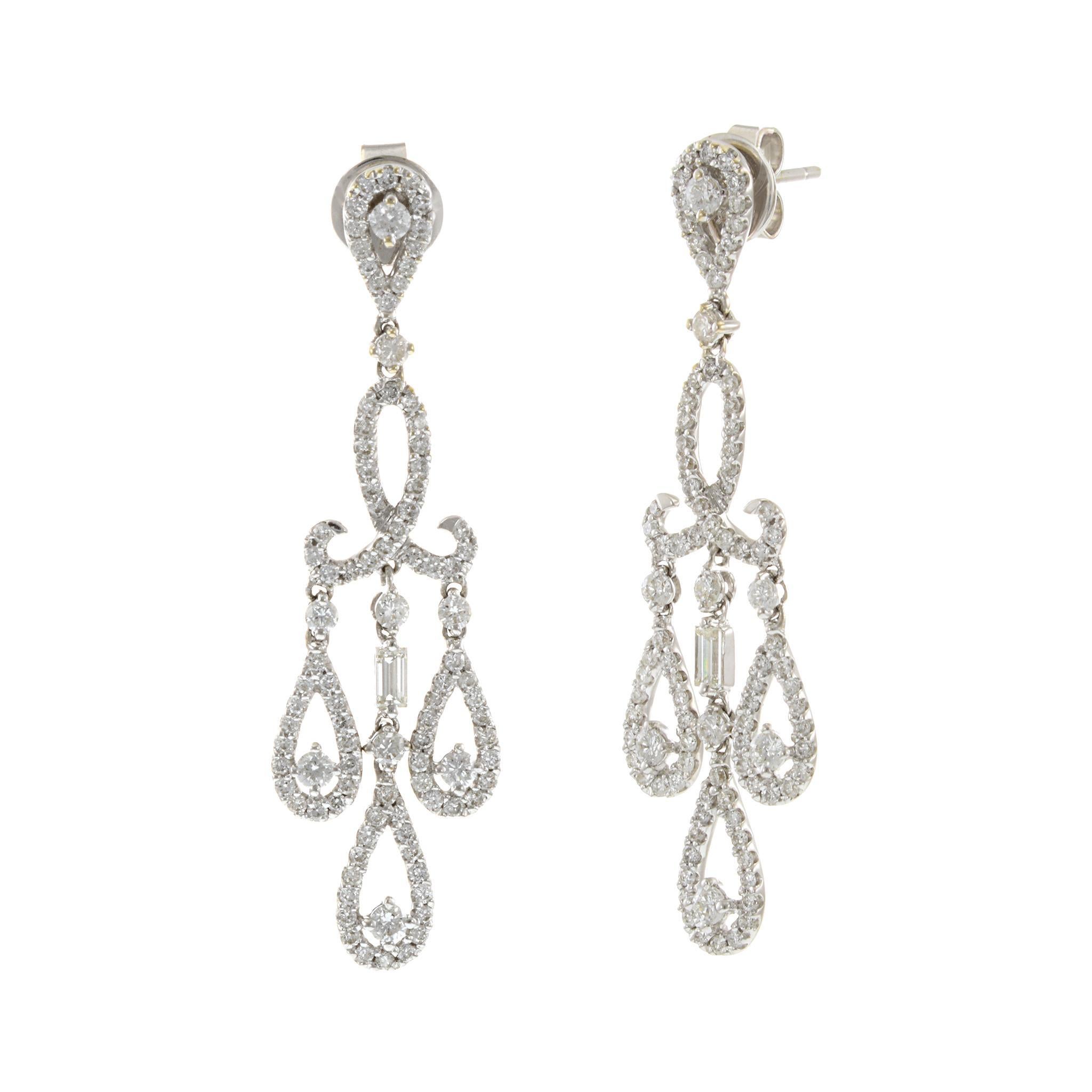 Boucles d'oreilles chandelier en or blanc 18KT avec diamants Neuf - En vente à New York, NY