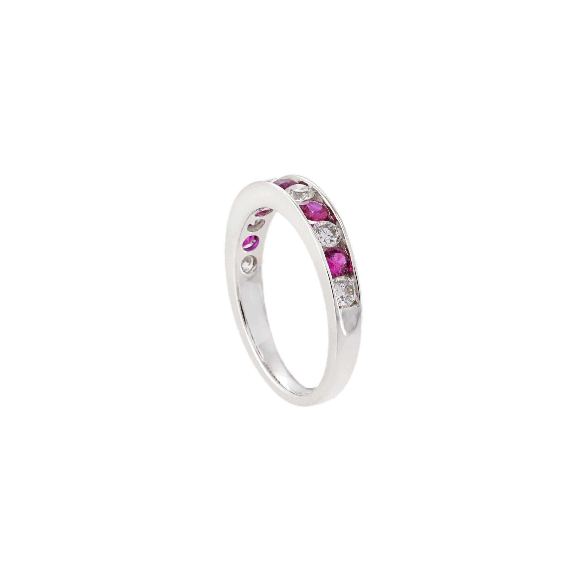 Moderno Anello in oro bianco 18KT con diamanti e rubini incastonati a canale in vendita