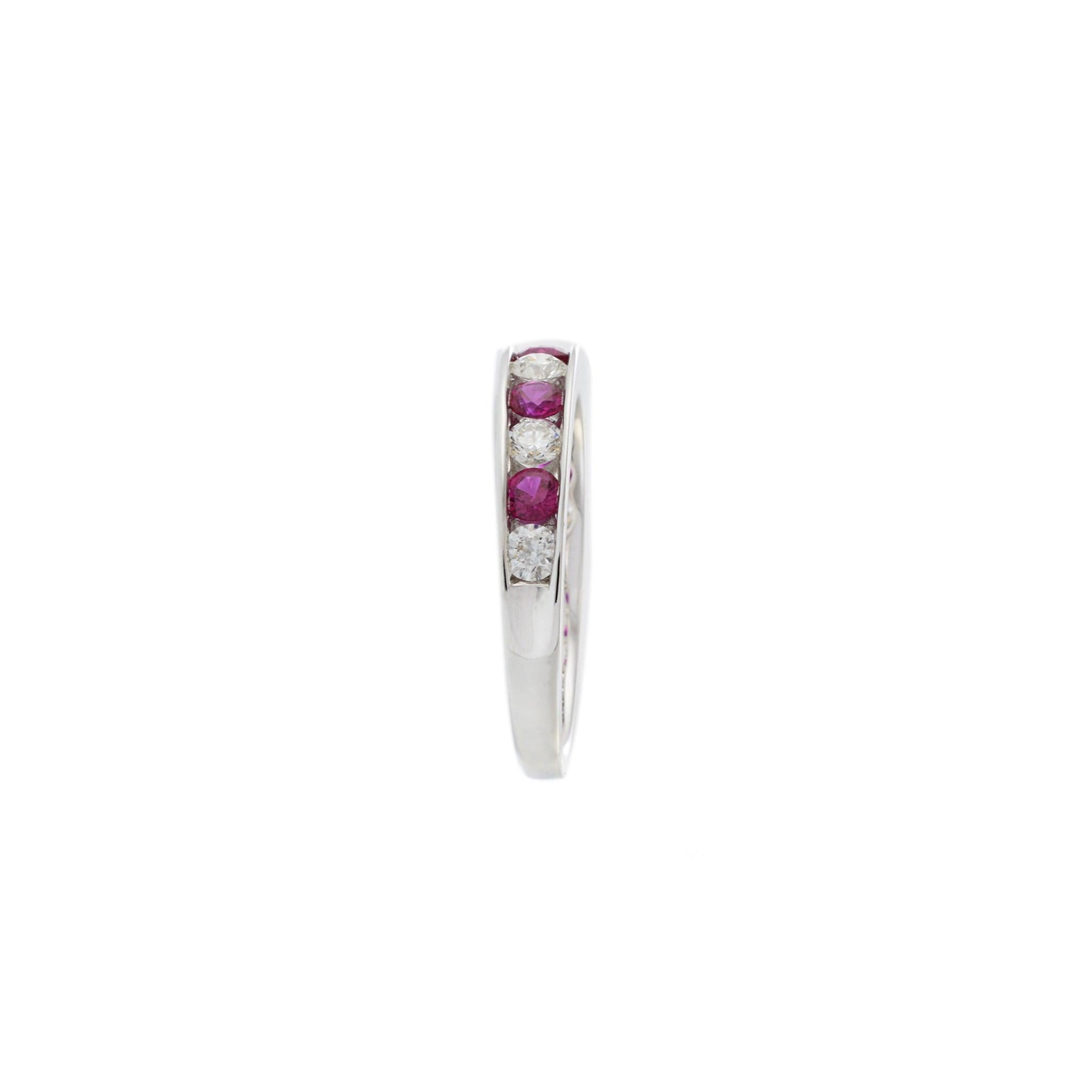 Taglio rotondo Anello in oro bianco 18KT con diamanti e rubini incastonati a canale in vendita