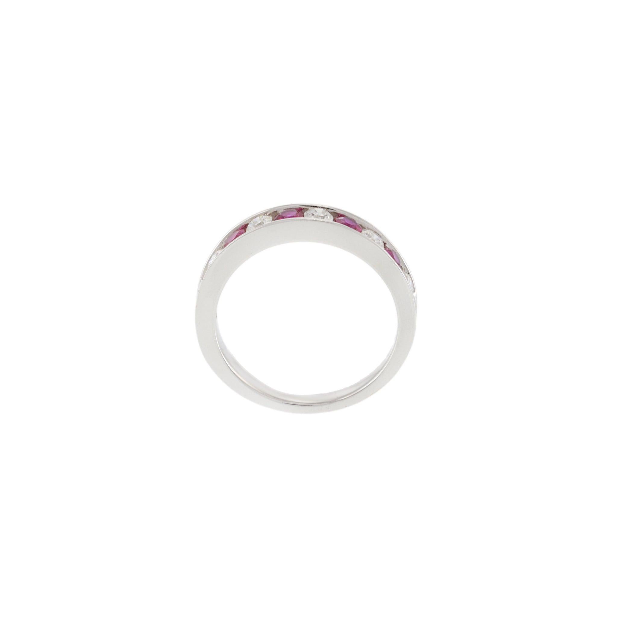 Anello in oro bianco 18KT con diamanti e rubini incastonati a canale In condizioni Nuovo in vendita a New York, NY