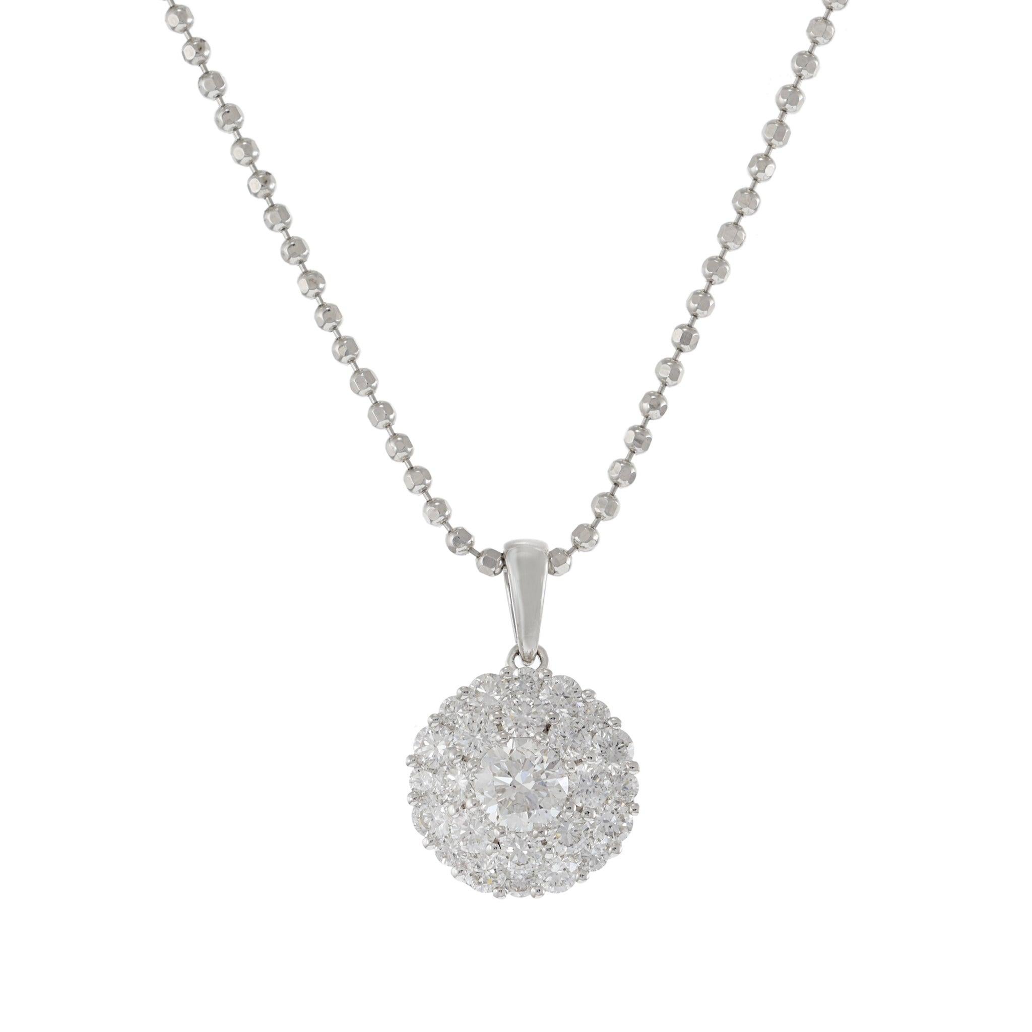Questo elegante ciondolo presenta un design a grappolo circolare, realizzato in oro bianco 18KT. È impreziosito da 0,72 carati di diamanti rotondi taglio brillante, con colore G e purezza VS. Il ciondolo è dotato di una catenina abbinata, che lo