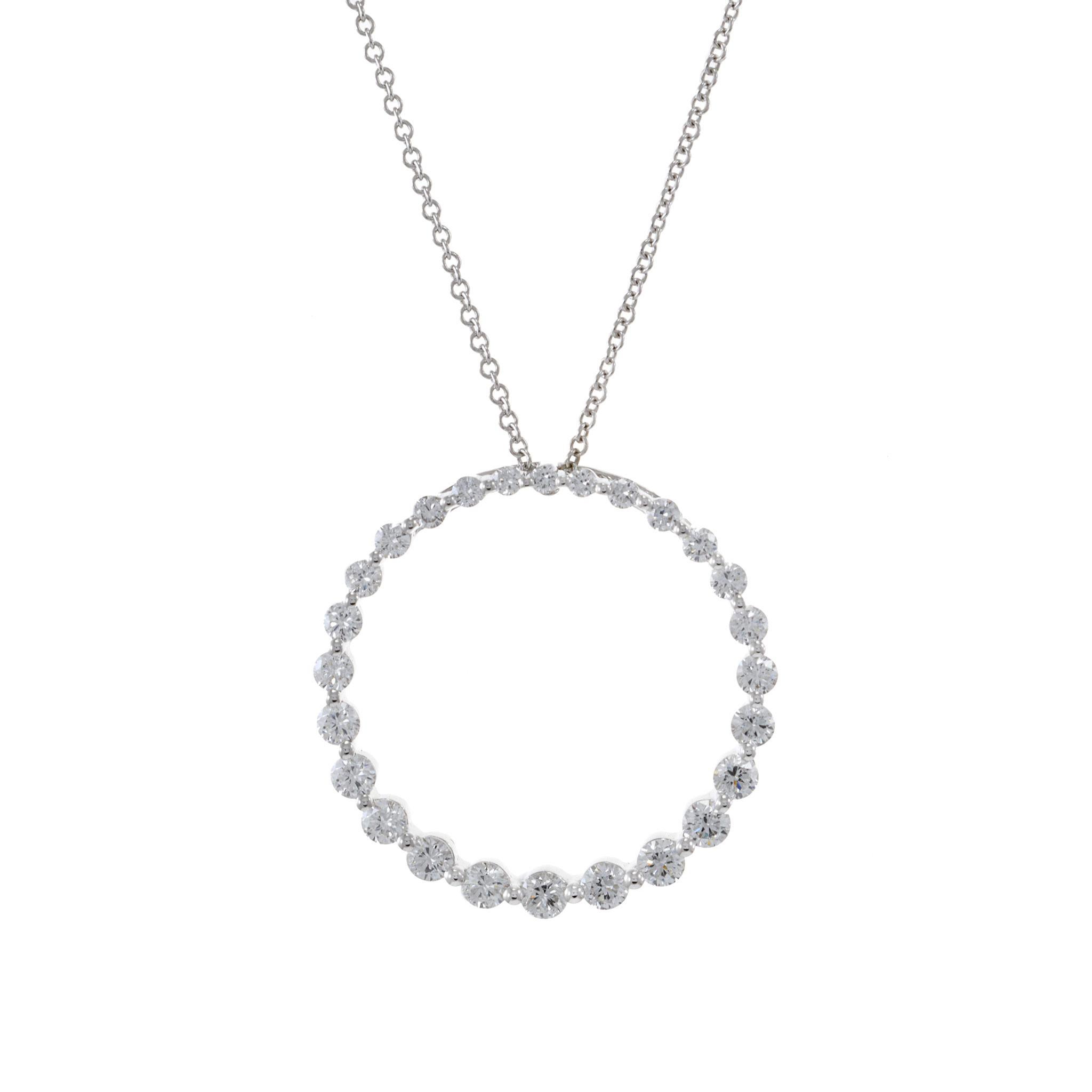 Eleva il tuo stile con il fascino senza tempo di questo pendente con diamante a cerchio graduato in oro bianco 18KT. Con un totale di 1,00 carati di diamanti rotondi taglio brillante G-VS, il pendente mostra un'affascinante composizione a cerchi