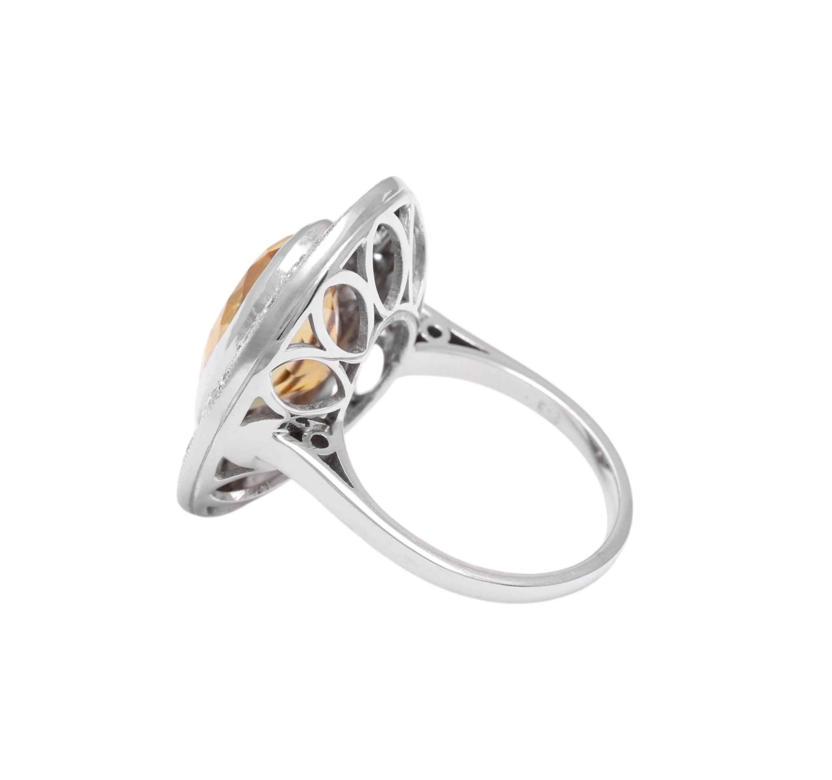 Taille ovale Bague cocktail en or blanc 18 carats, citrine et diamants en vente