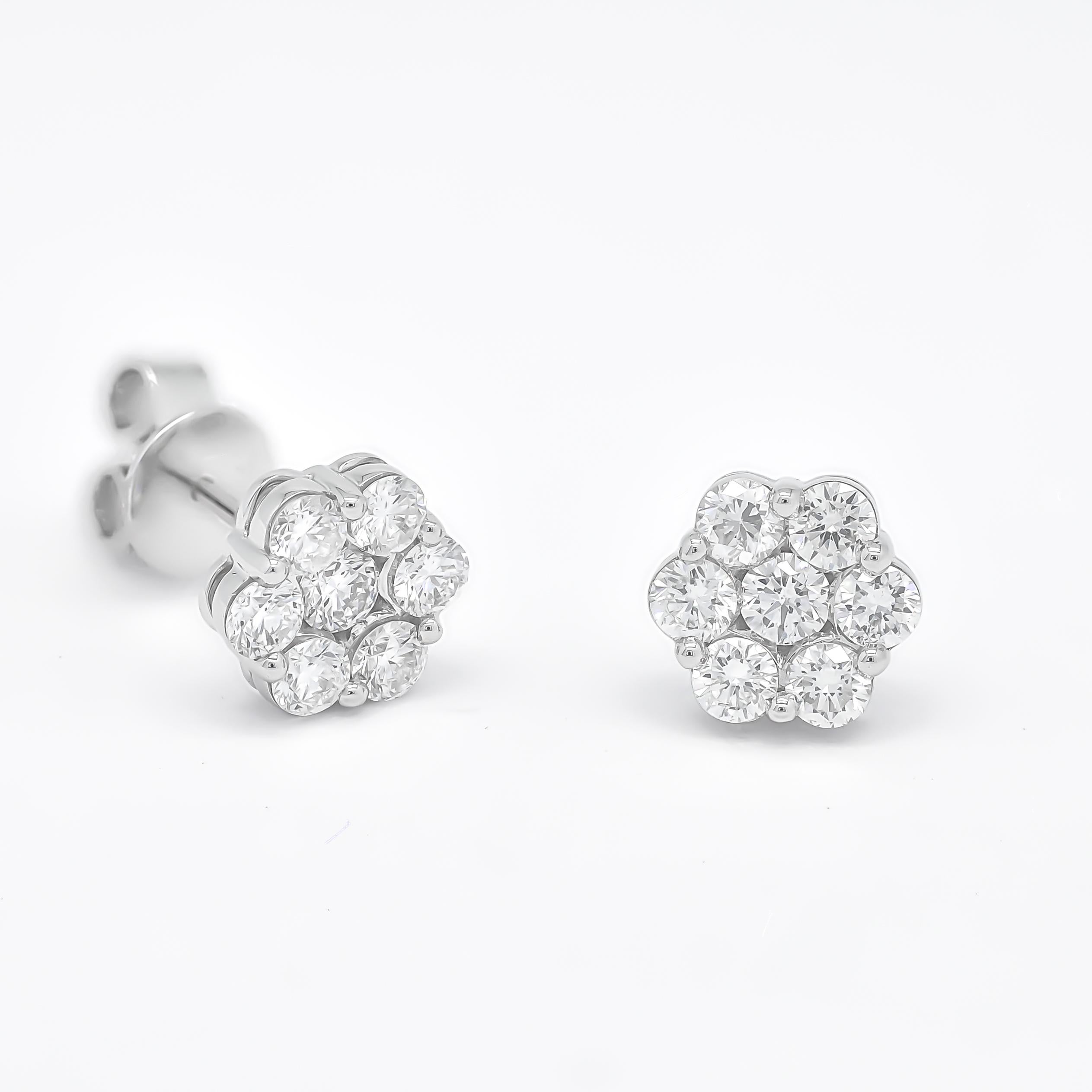 Artigiano Orecchini classici a grappolo di diamanti naturali in oro bianco 18 carati in vendita