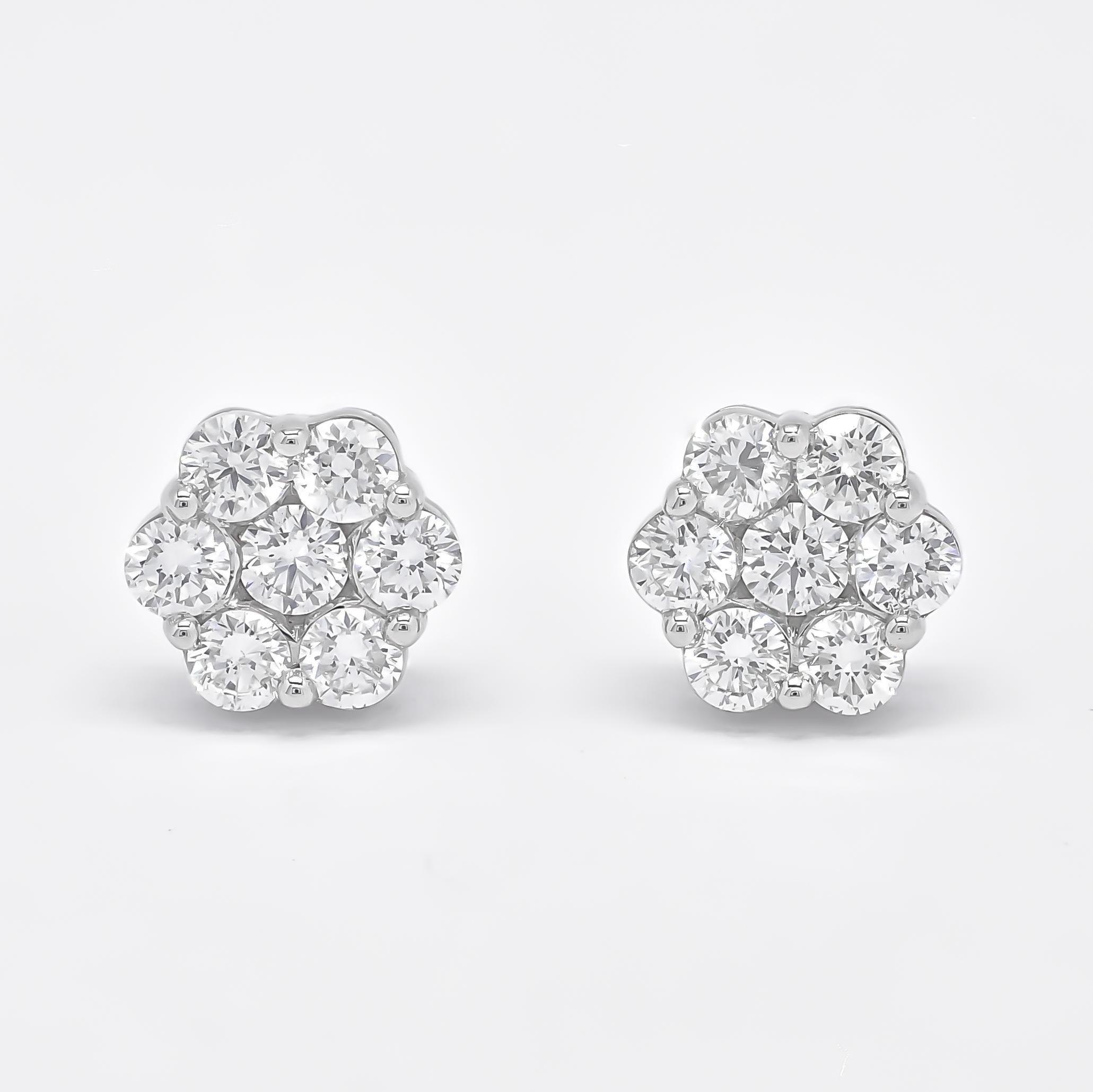 Taglio rotondo Orecchini classici a grappolo di diamanti naturali in oro bianco 18 carati in vendita