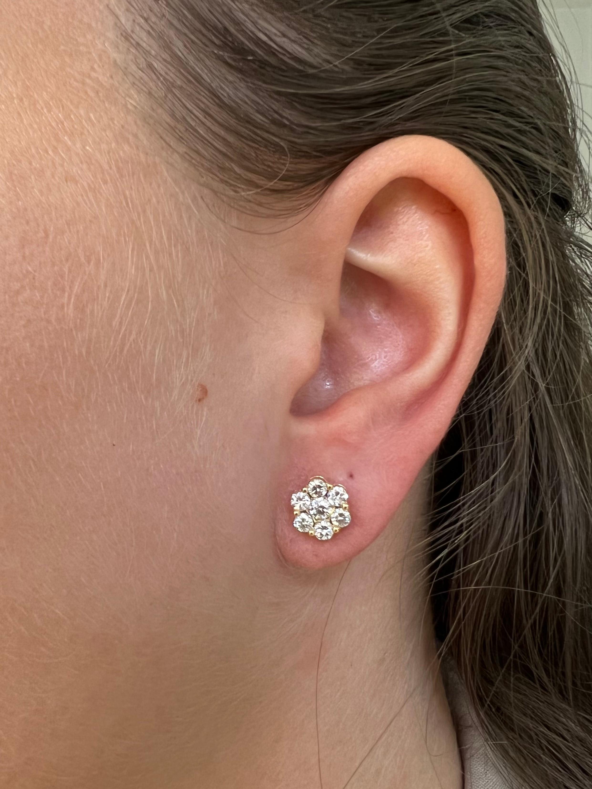 Orecchini classici a grappolo di diamanti naturali in oro bianco 18 carati In condizioni Nuovo in vendita a Antwerpen, BE