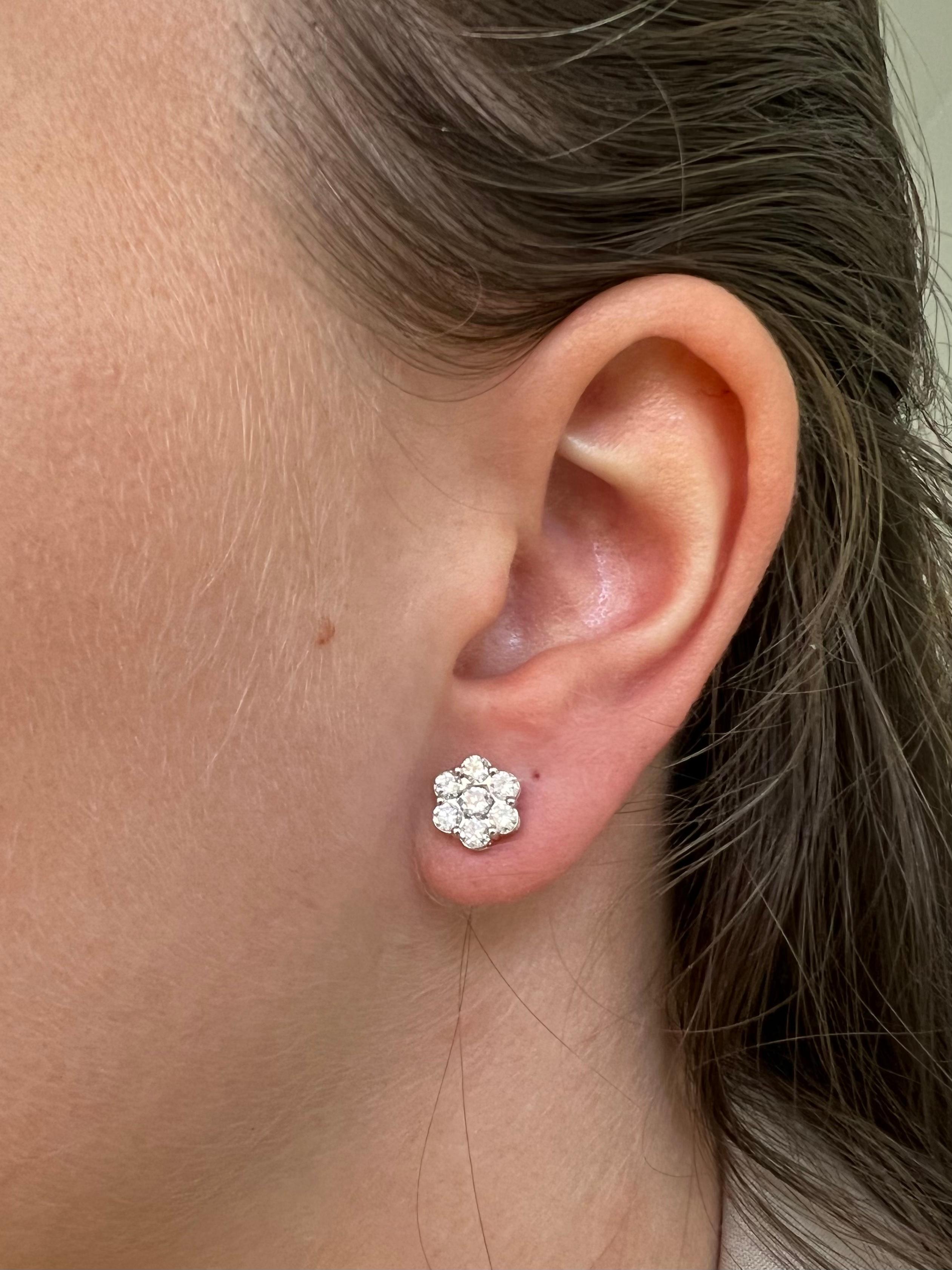 da uomo o donna Orecchini classici a grappolo di diamanti naturali in oro bianco 18 carati in vendita
