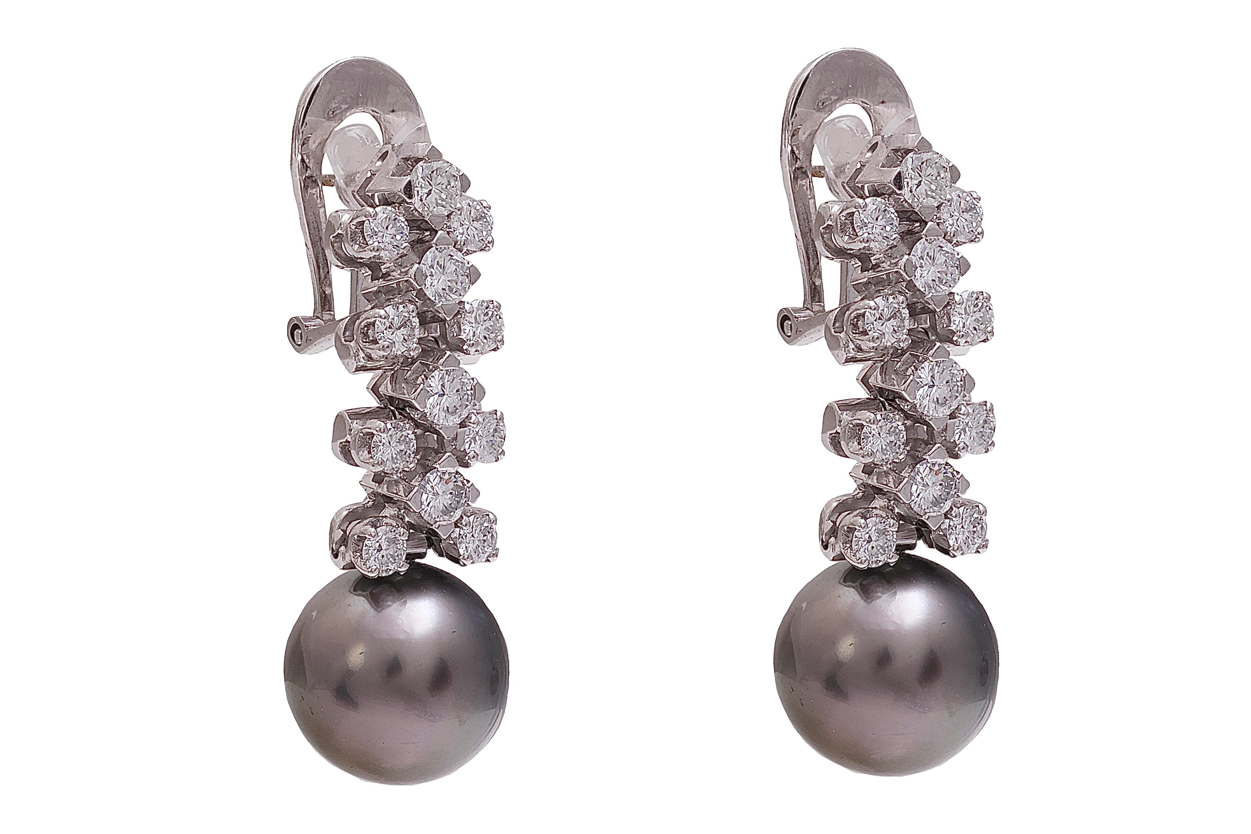 Very Elegant, Beautiful 18 kt. White Gold Earrings With Tahiti Pearls and 2.32 ct. Diamonds

Amazing earrings, moving when worn !

Pearls: Tahiti pearls, diameter 12.6 mm

Diamonds: brilliant cut diamonds, together 2.32 ct.

Material: 18 kt. white