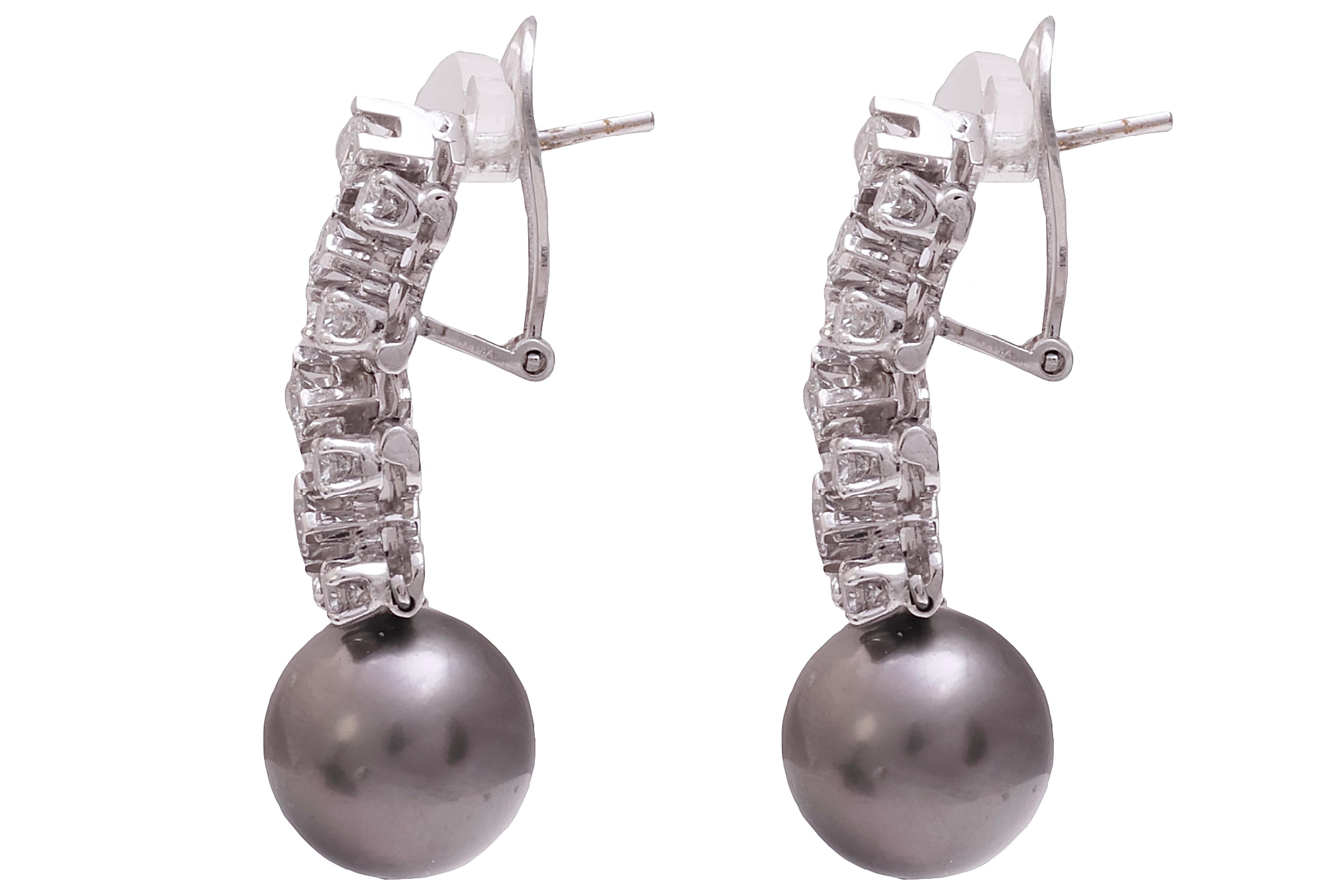 18kt White Gold Clip - On Earrings With 2.32 ct. Diamonds & Tahiti Pearls In New Condition For Sale In Antwerp, BE