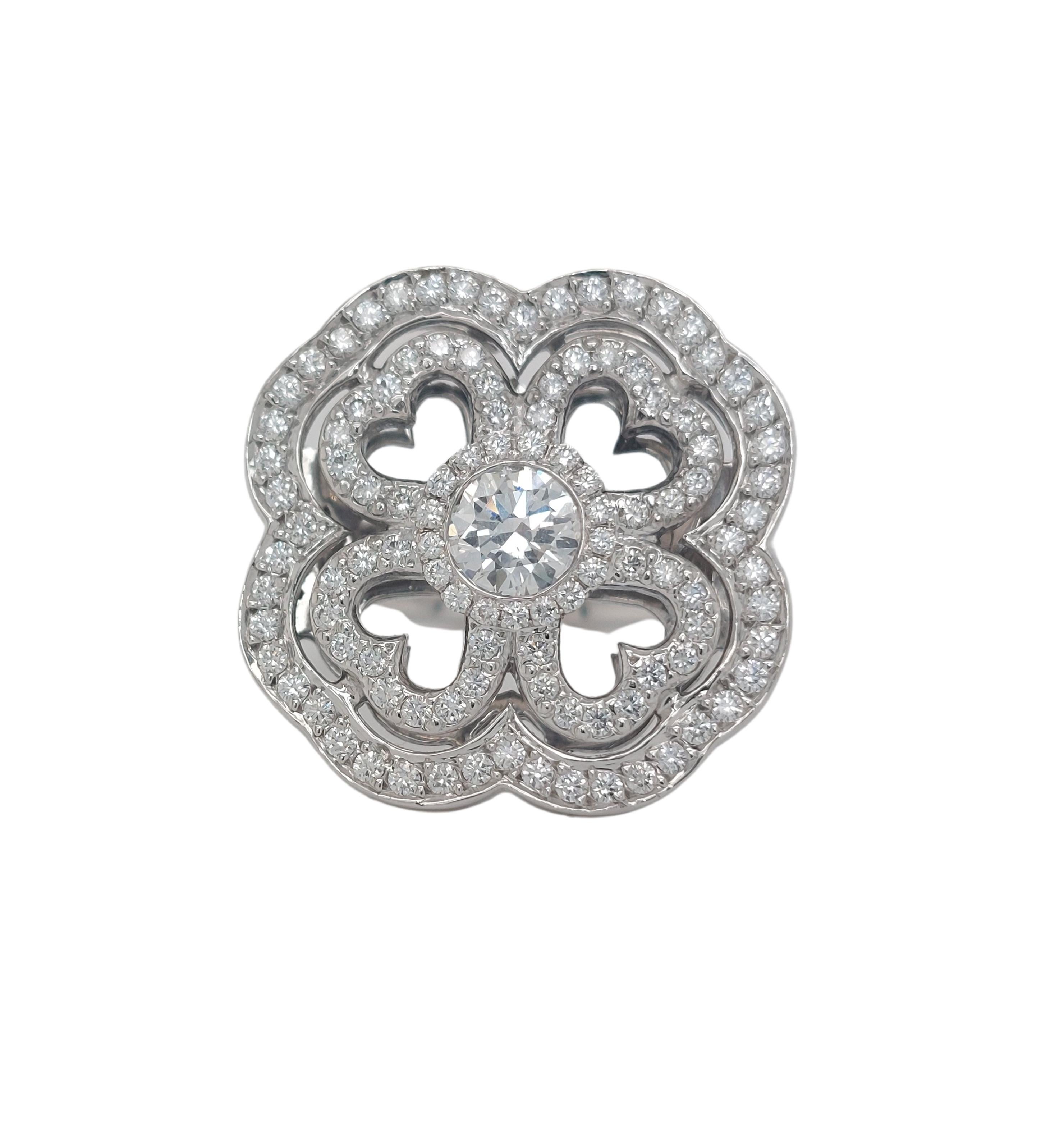 Gorgeous 18kt White Gold Clover / Heart Ring with 0.38ct Solitary Diamonds and 0.58ct Surrounding Diamonds

Diamonds: 1 solitary brilliant cut diamond 0.38ct,  Surrounding small brilliant cut diamonds together approx. 0.58ct

Material: 18kt white