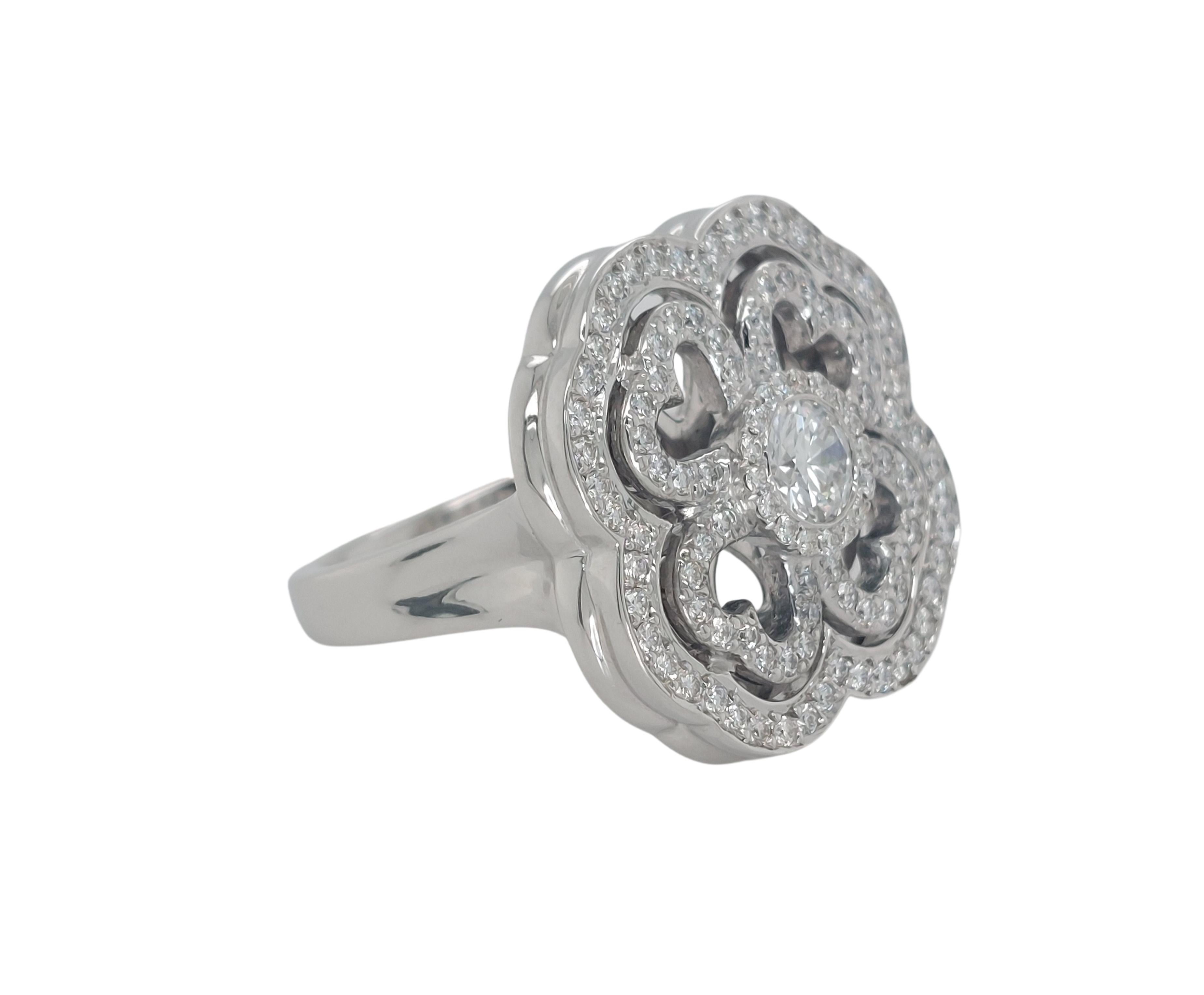18kt White Gold Clover / Ring with 0.38ct Solitary & 0.58ct Surrounding Diamonds For Sale 1