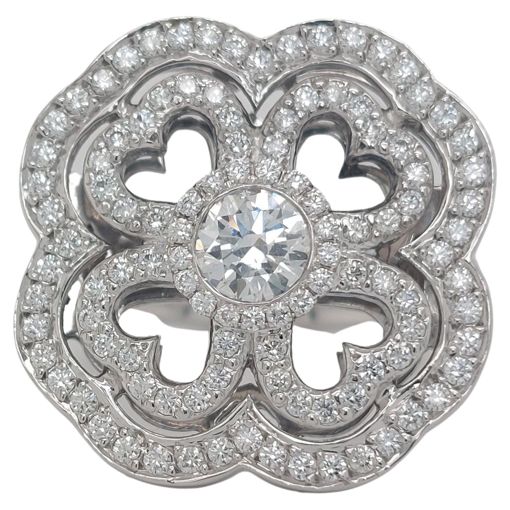 18kt White Gold Clover / Ring with 0.38ct Solitary & 0.58ct Surrounding Diamonds For Sale