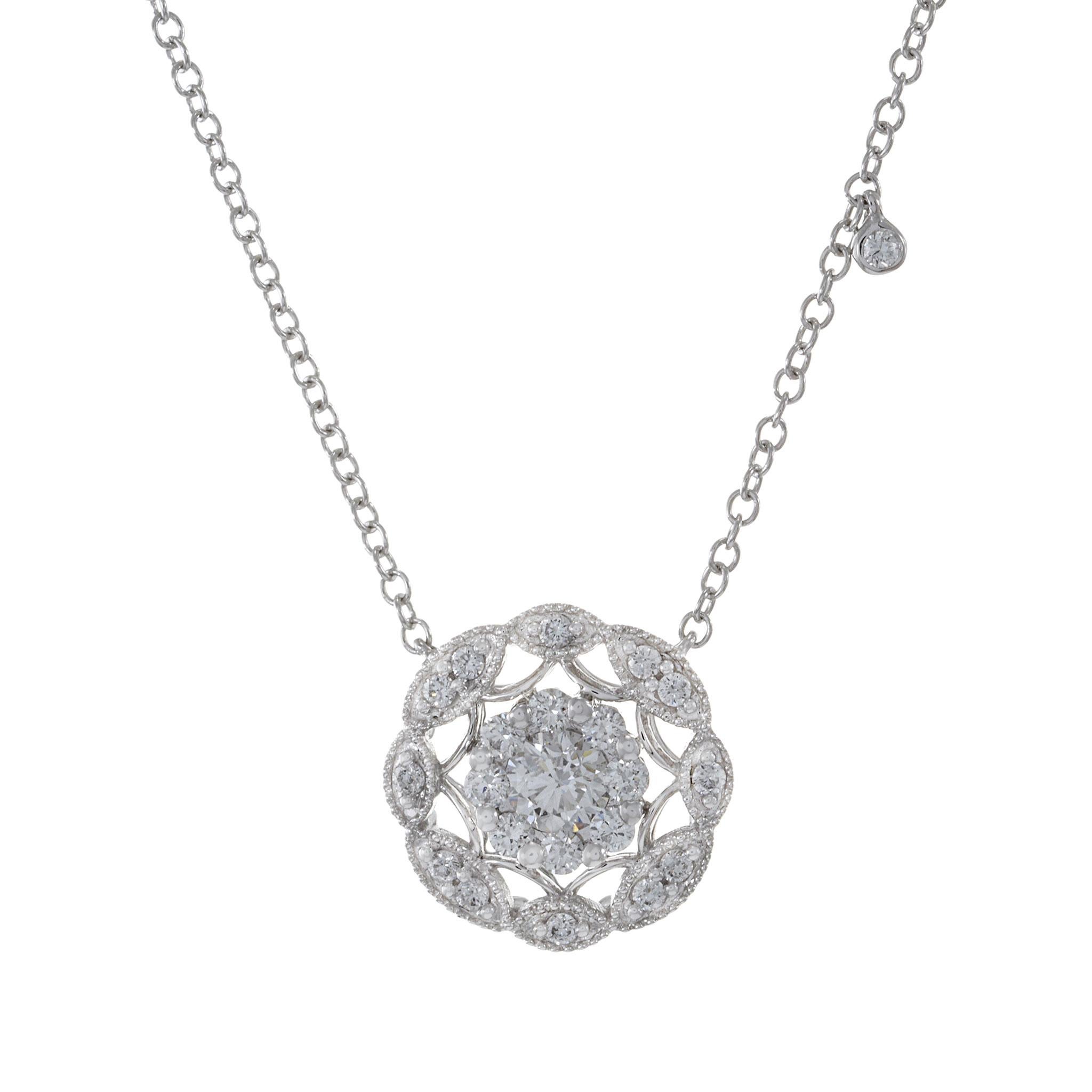 Irradia eleganza con questa collana di diamanti a grappolo in oro bianco 18KT, con un totale di 0,52CT-TW G-VS di diamanti a taglio rotondo. Lo squisito design a grappolo in oro bianco 18KT aggiunge un tocco di raffinatezza, creando una collana
