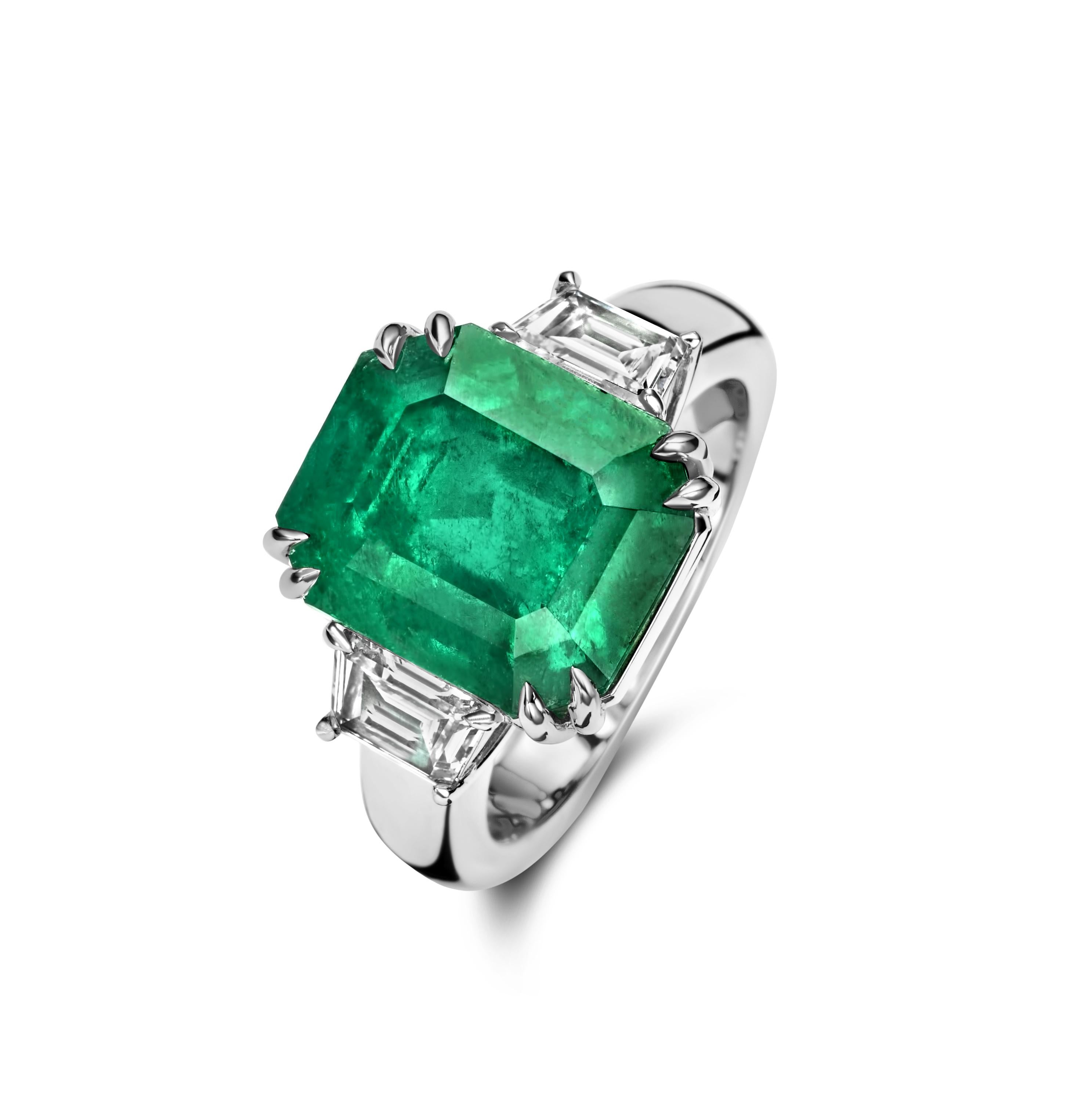 18kt white gold Cocktail Ring 8.267ct Emerald, 2.84ct Diamond,  SSEF Certified

Beautiful 18 kt white golden ring with big green emerald stone and 2 rectangle diamonds.

Emerald is a stone of inspiration and infinite patience, it embodies unity,