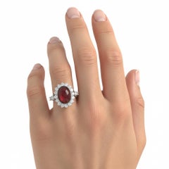 Anillo de cóctel de oro blanco de 18 quilates con 6,25 quilates en total de granates y diamantes