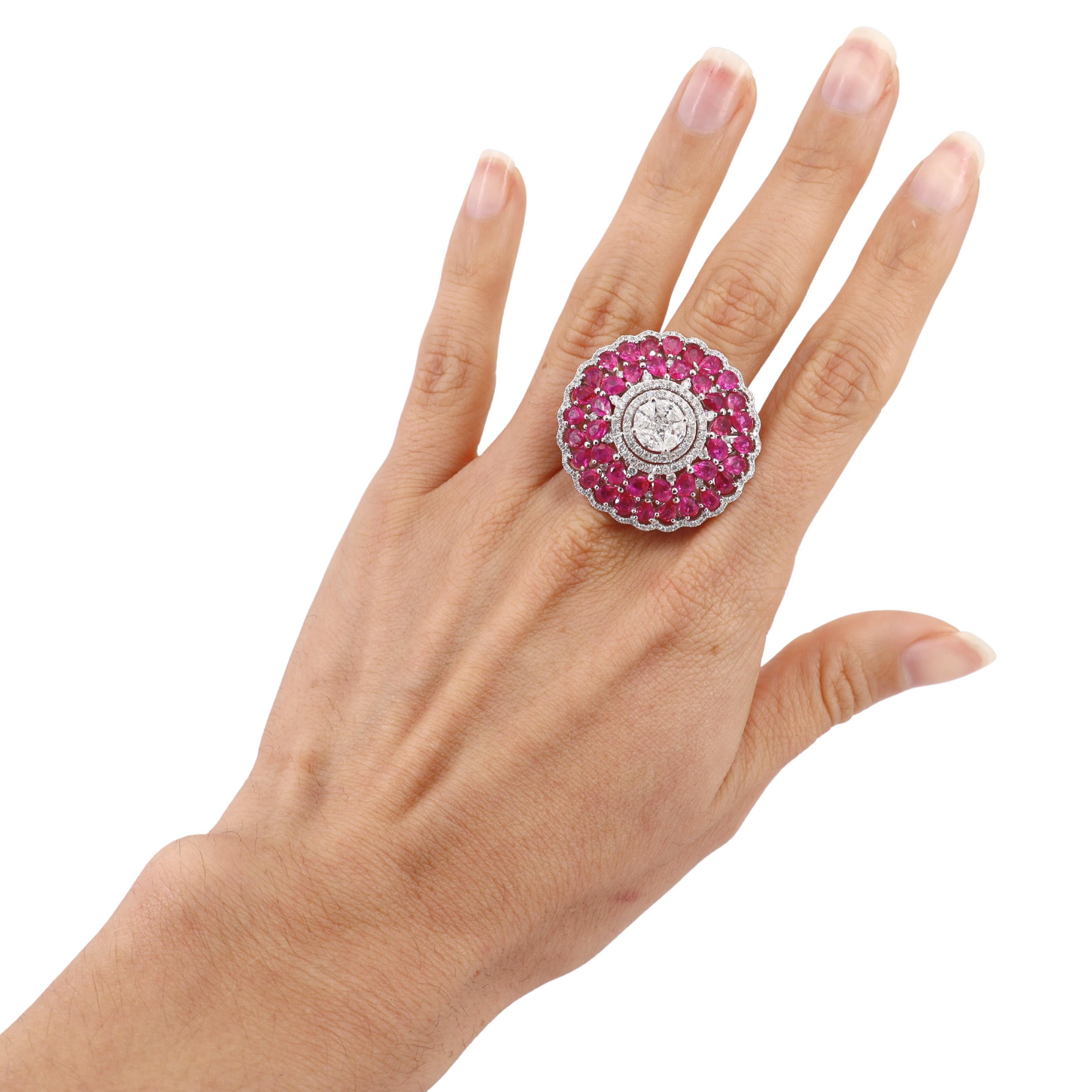 Presentamos un impresionante anillo de cóctel macizo elaborado en oro blanco de 18 quilates, diseñado para causar sensación. Esta asombrosa pieza presenta cuatro deslumbrantes diamantes talla marquesa y cuatro diamantes talla princesa, con un peso