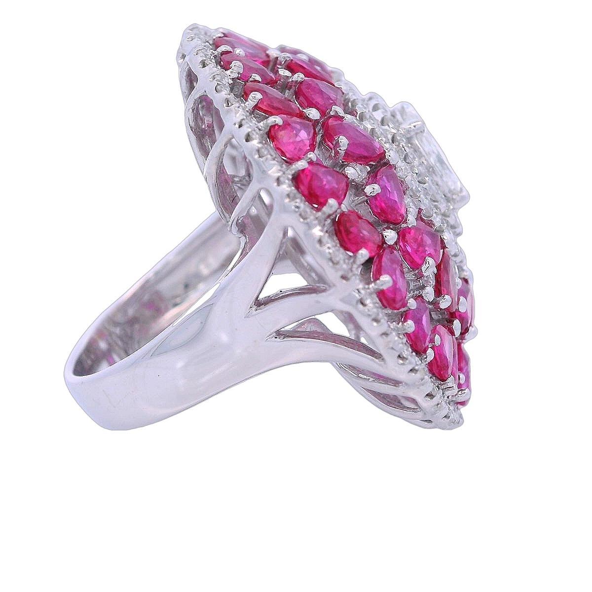 Anillo de cóctel de oro blanco de 18 quilates con zafiros rosas y diamantes Moderno en venta