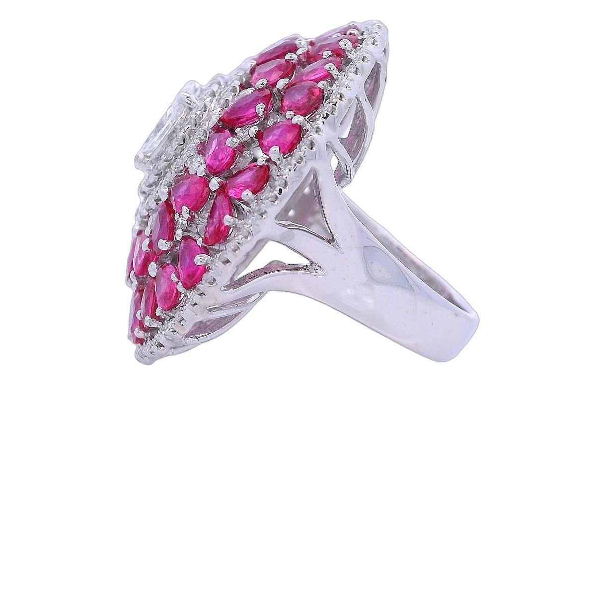 Anillo de cóctel de oro blanco de 18 quilates con zafiros rosas y diamantes Corte pera en venta