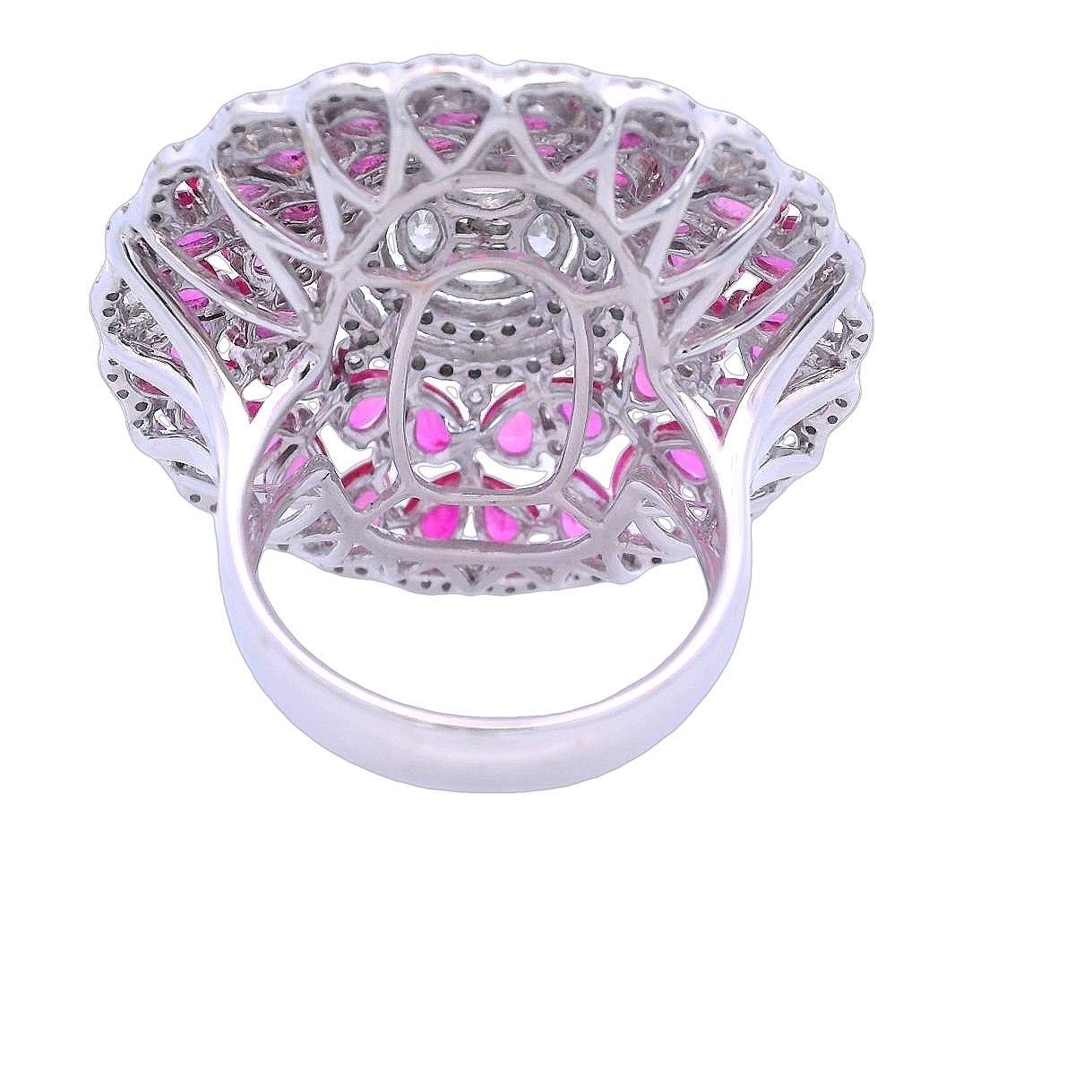 Anillo de cóctel de oro blanco de 18 quilates con zafiros rosas y diamantes en Excelente estado para la venta en Aventura, FL