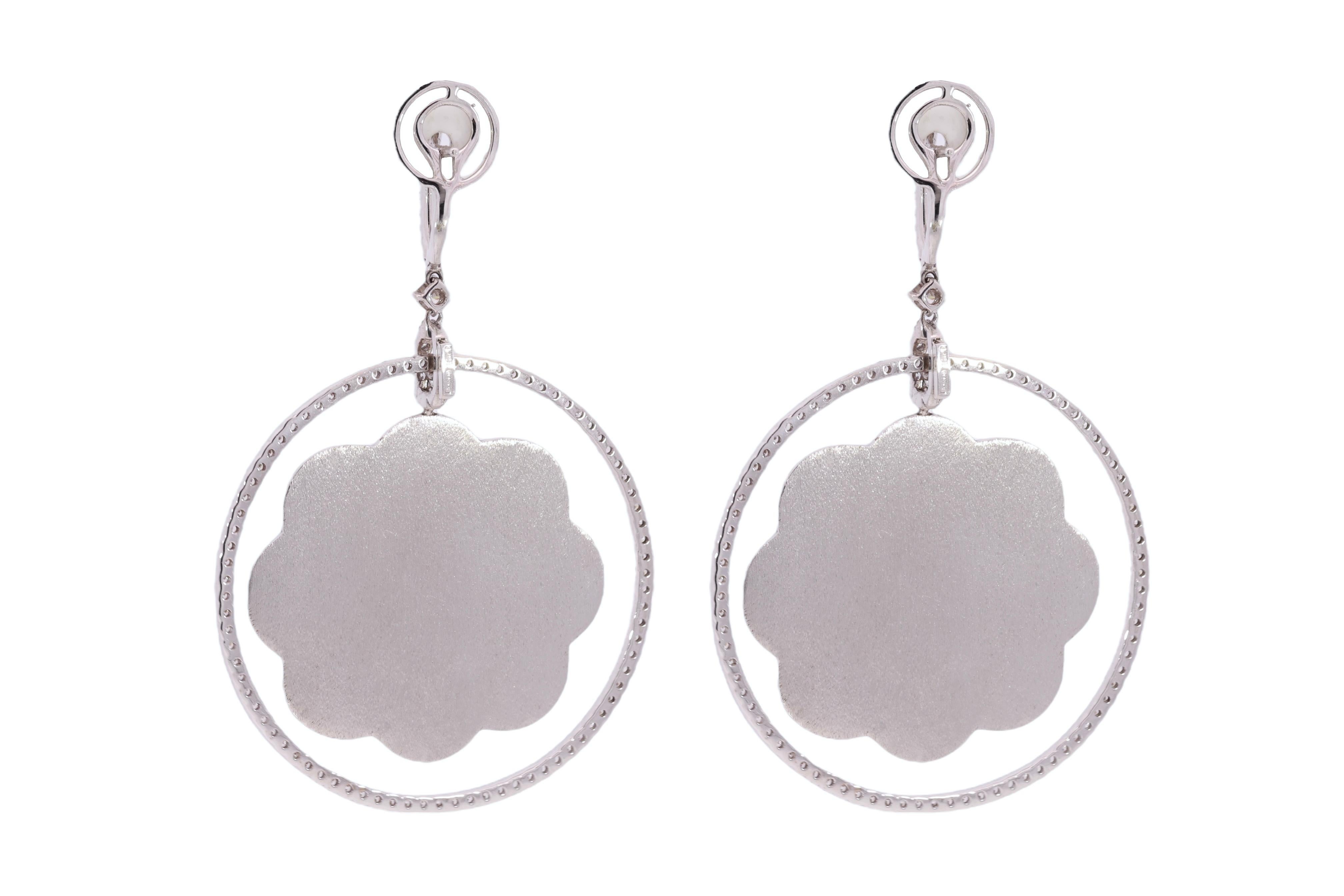 18kt White Gold Crivelli Earrings with 4.92 Carat Diamonds and Mother of Pearl For Sale 1