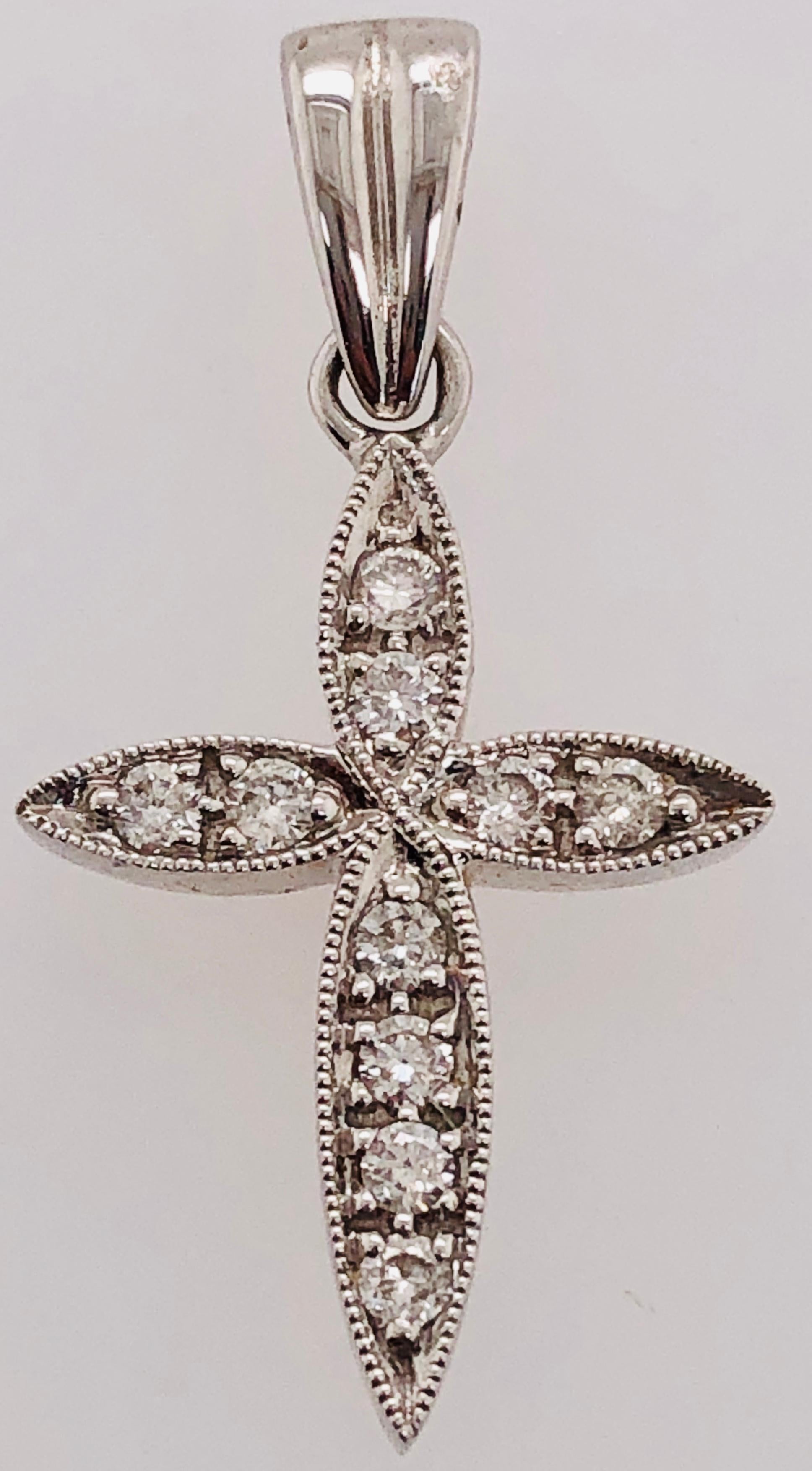 pendentif en or blanc 18 carats avec croix et diamant, poids total du diamant : 0,18
2.poids total de 31 grammes