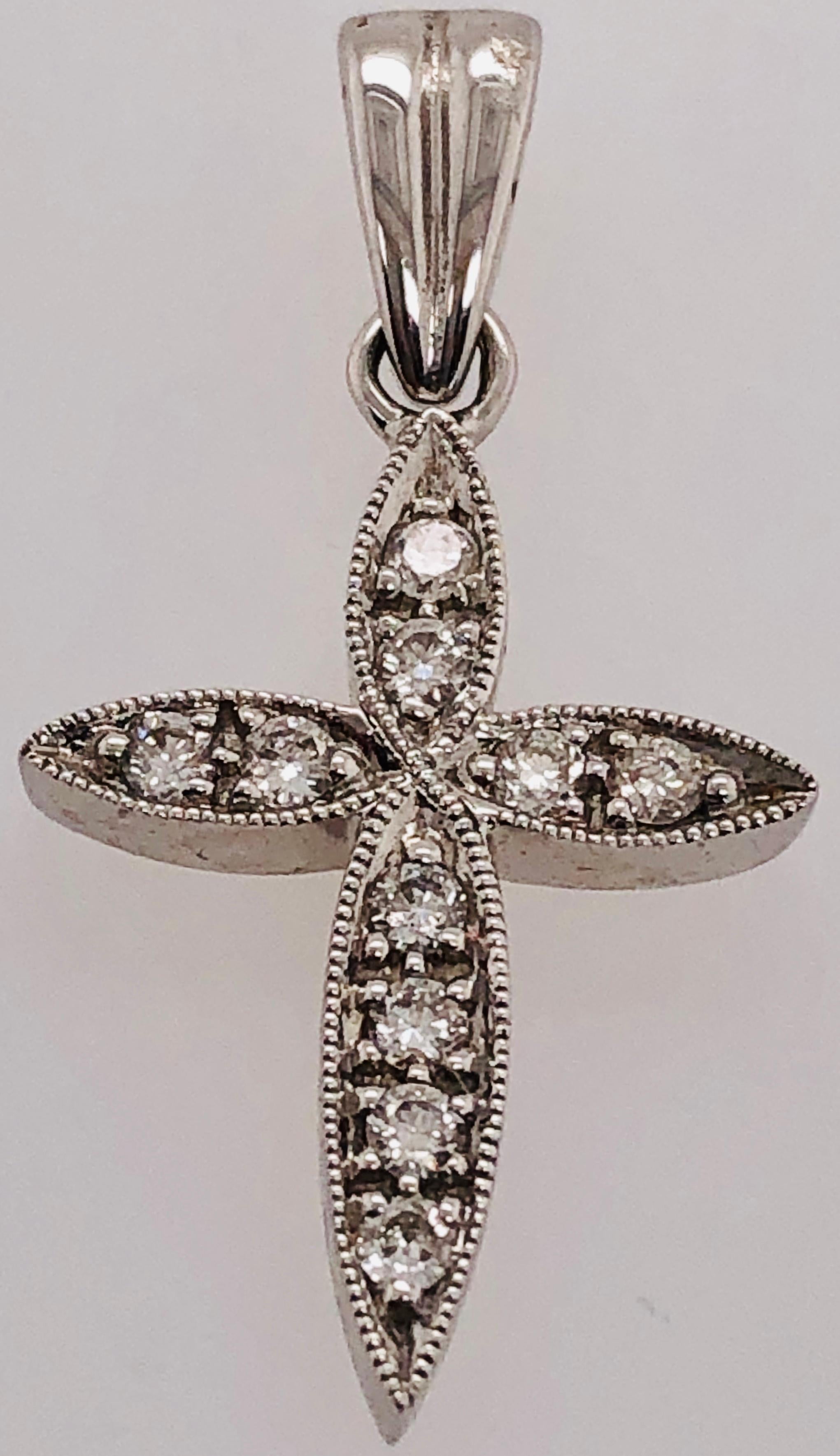 Taille ronde Pendentif croix en or blanc 18 carats avec diamants d'un poids total de 0,18 carat en vente