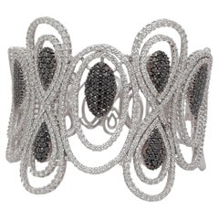 Bracelet manchette en or blanc 18 carats avec diamants noirs de 5,79 carats et blancs de 8,12 carats